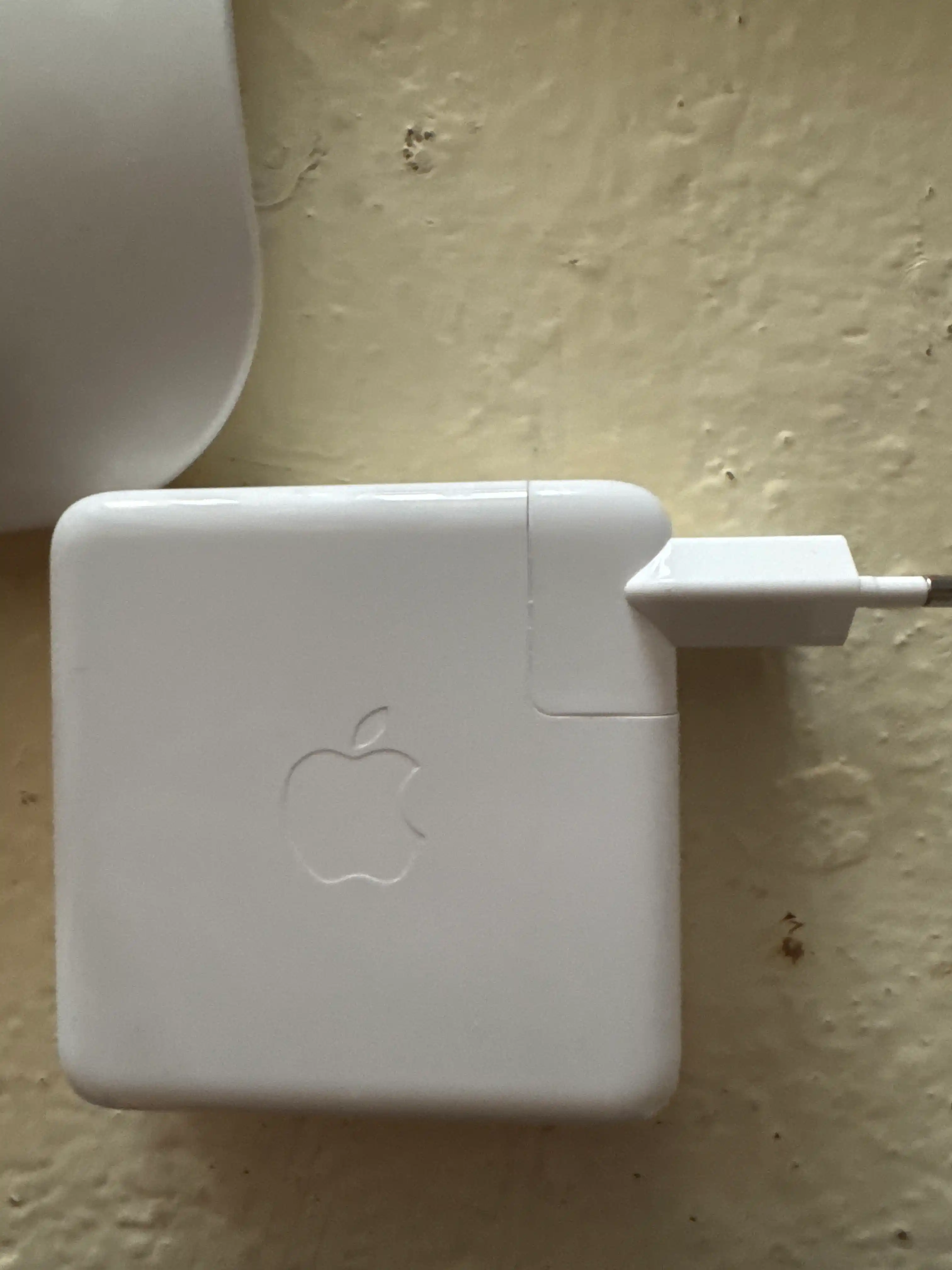 Macbook quvvat manbai va boshqa qurilmalar uchun evro adapter