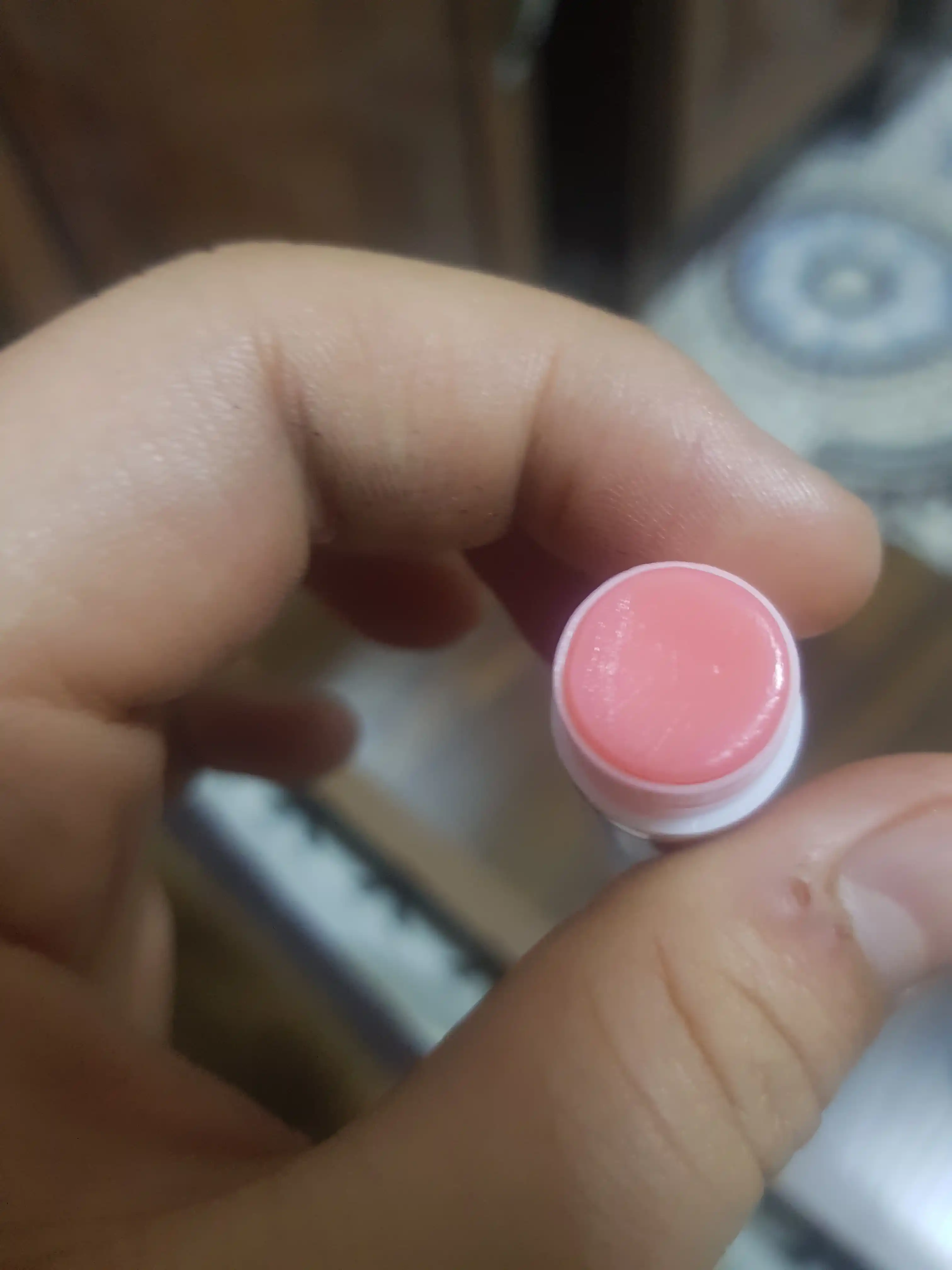 Nemlendirici gigienik lab bo'yog'i, vitaminlar bilan lab bo'yog'i