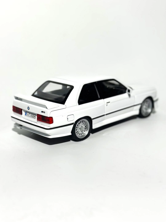 Металлическая игрушечная машинка Mercedes-Benz AMG 6.3, Nissan Skyline, "Jinlifang" 1:24