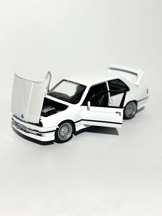 Металлическая игрушечная машинка Mercedes-Benz AMG 6.3, Nissan Skyline, "Jinlifang" 1:24