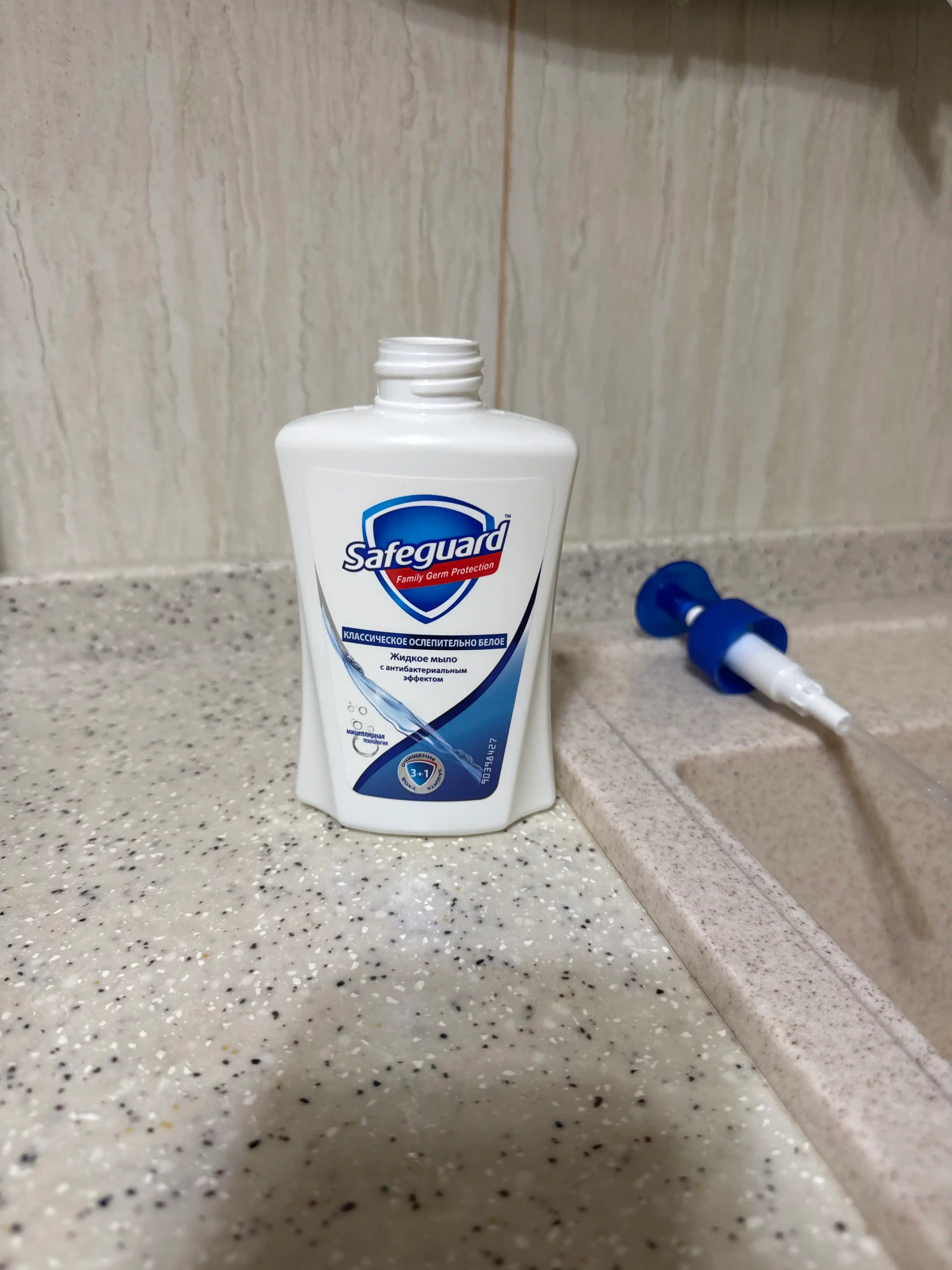 Antibakterial ta’sirga ega bo‘lgan Suyuq sovun Safeguard Klassik ko‘zni qamashtiradigan oq, 225 ml