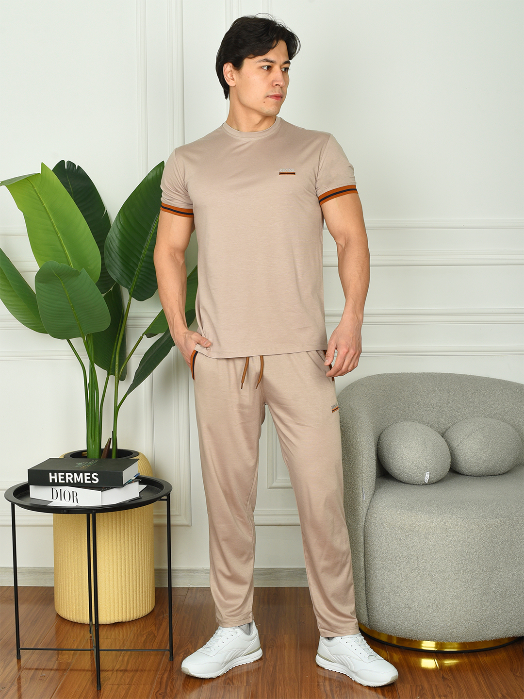 Hojatxona qulining pornosini onlayn tomosha qiling