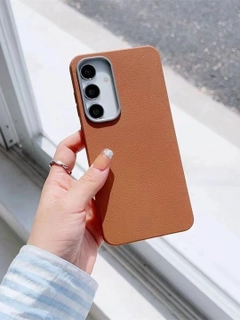 Коричневый
