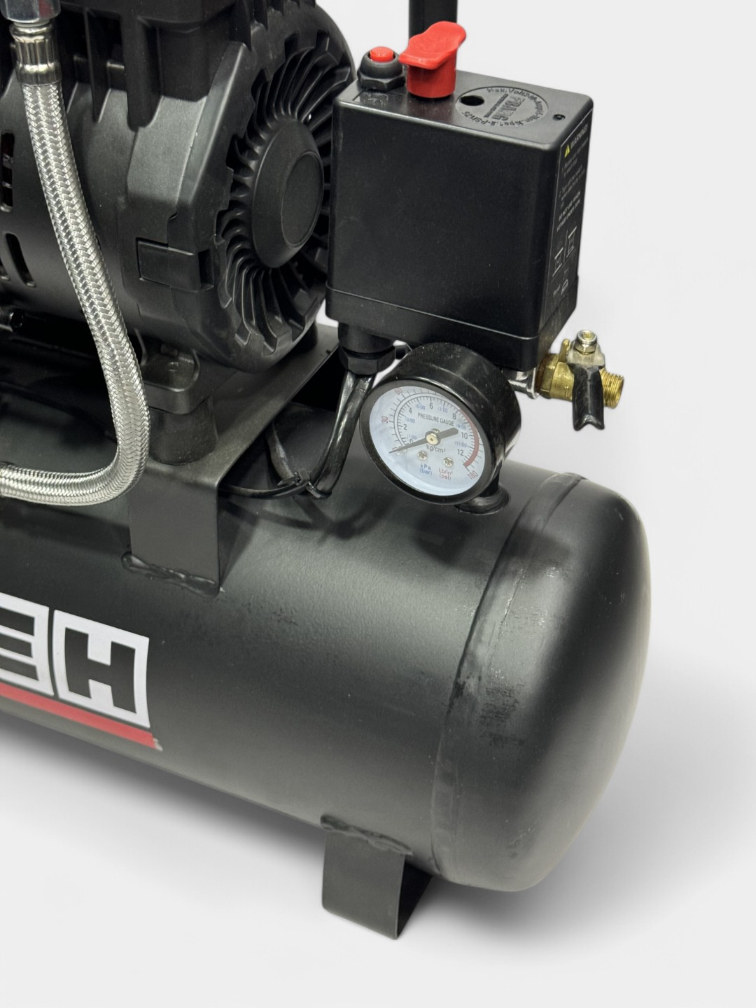 Qora erkak katta qozi bilan ayolni sikadi