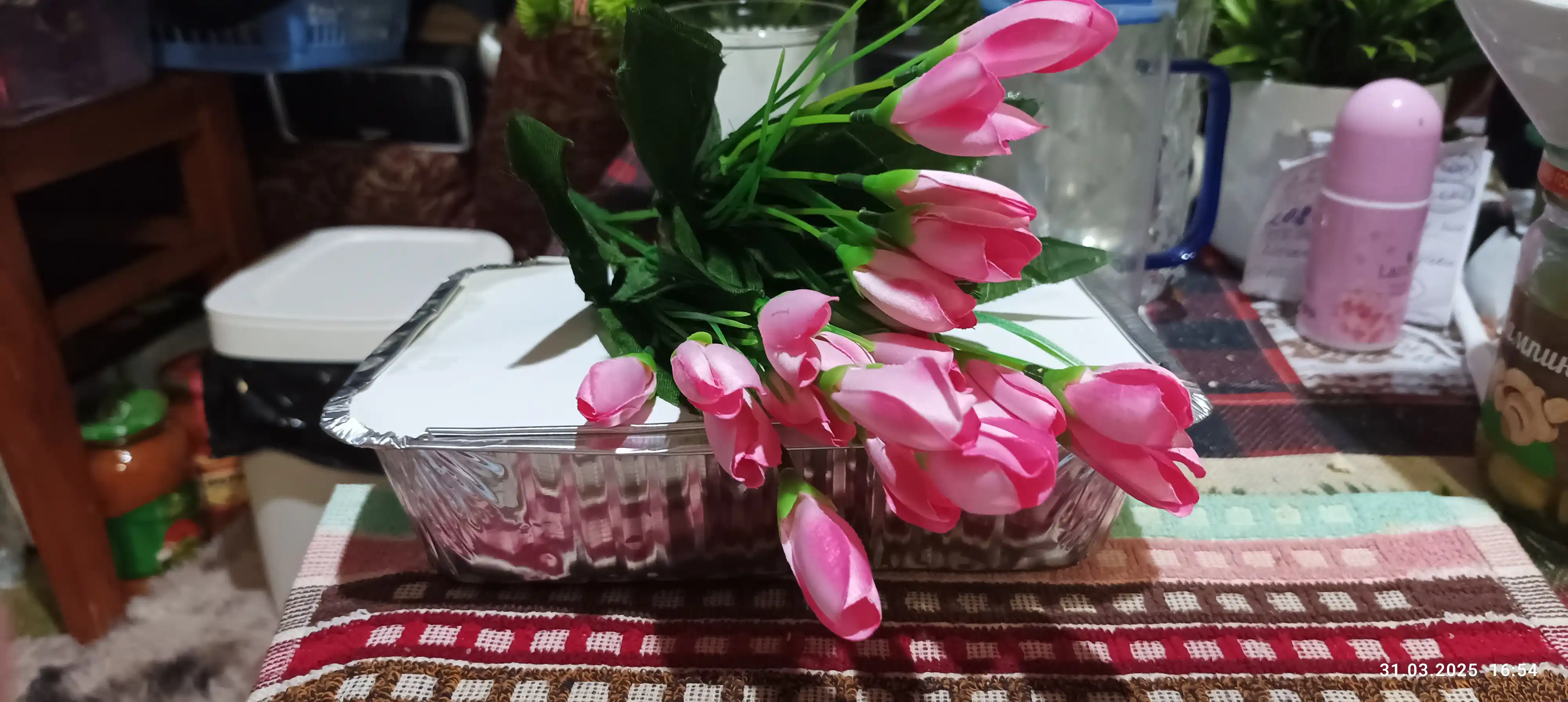 Sun'iy gullar, atirgul va lola, sovg'a va guldastalar uchun