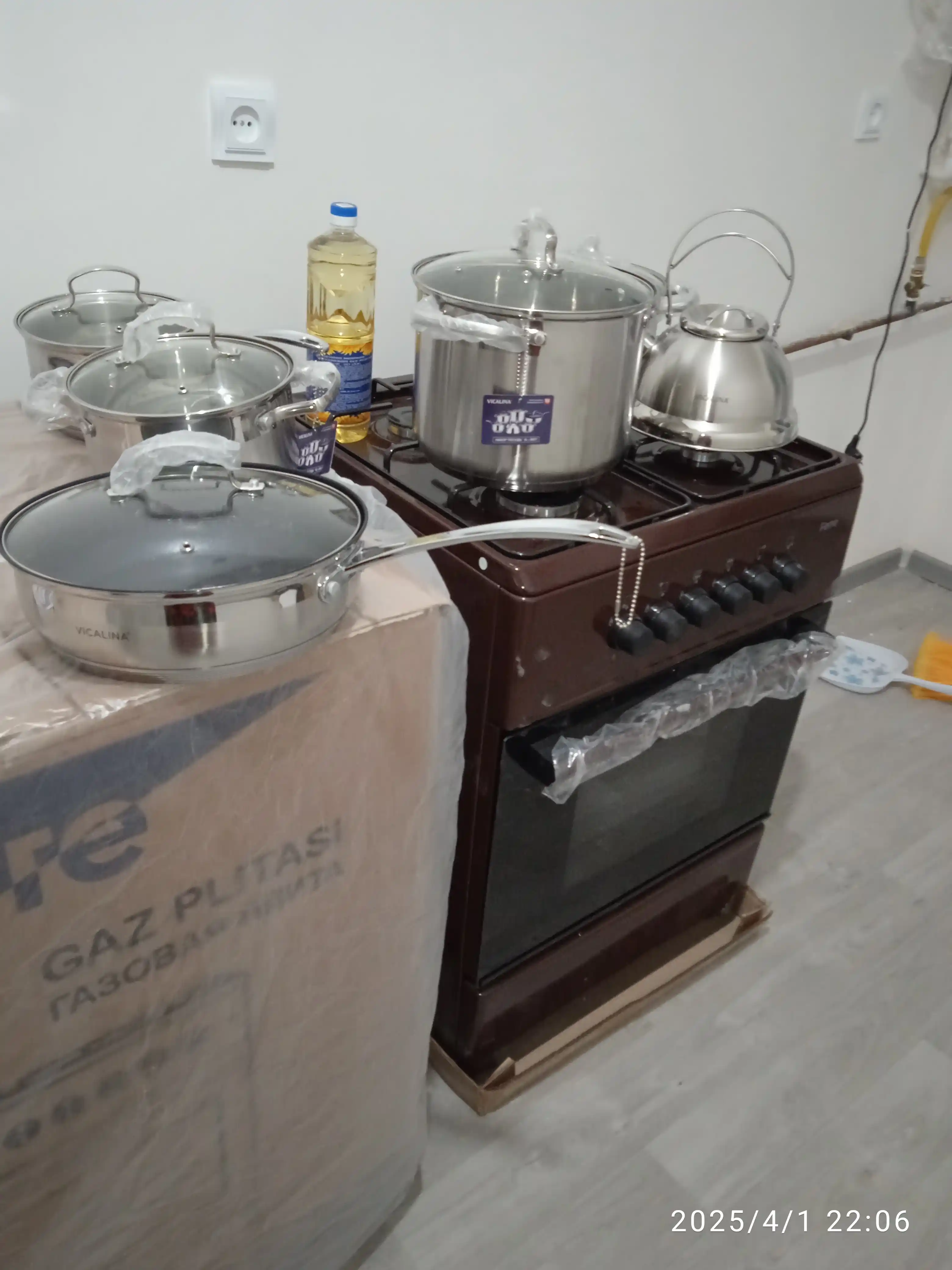 Gaz plitasi Ferre 57l, 4 gaz gorelka, temir panjara, katta hajmli duxovka