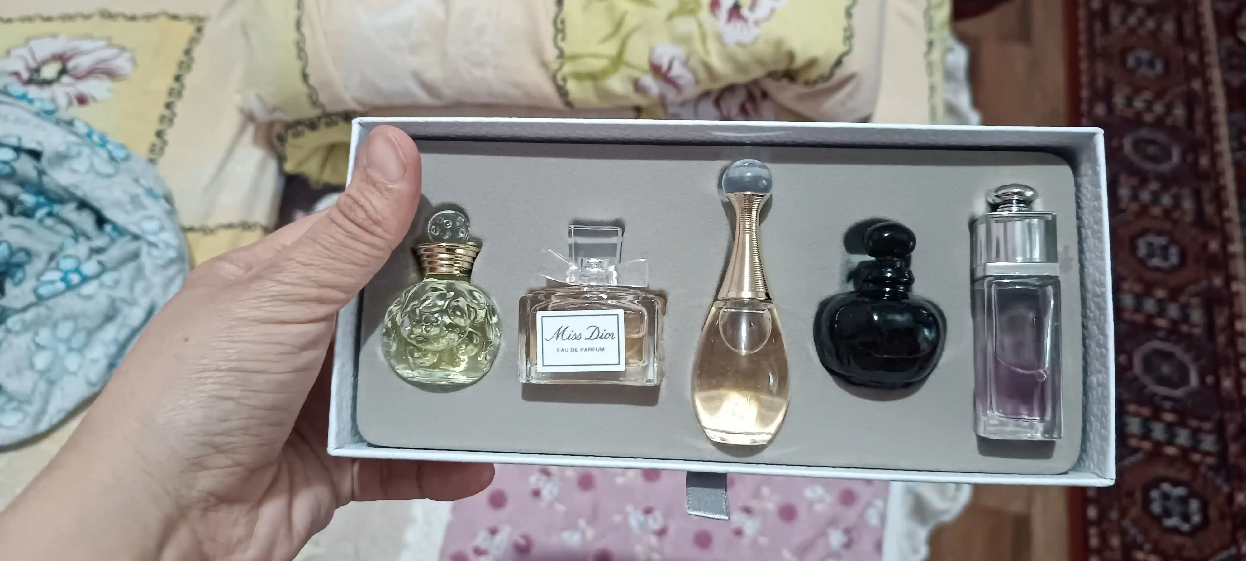 Sovg'a uchun atirlar to'plami Les Parfumes, ayollar va qizlar uchun, 5 tasi 1 da