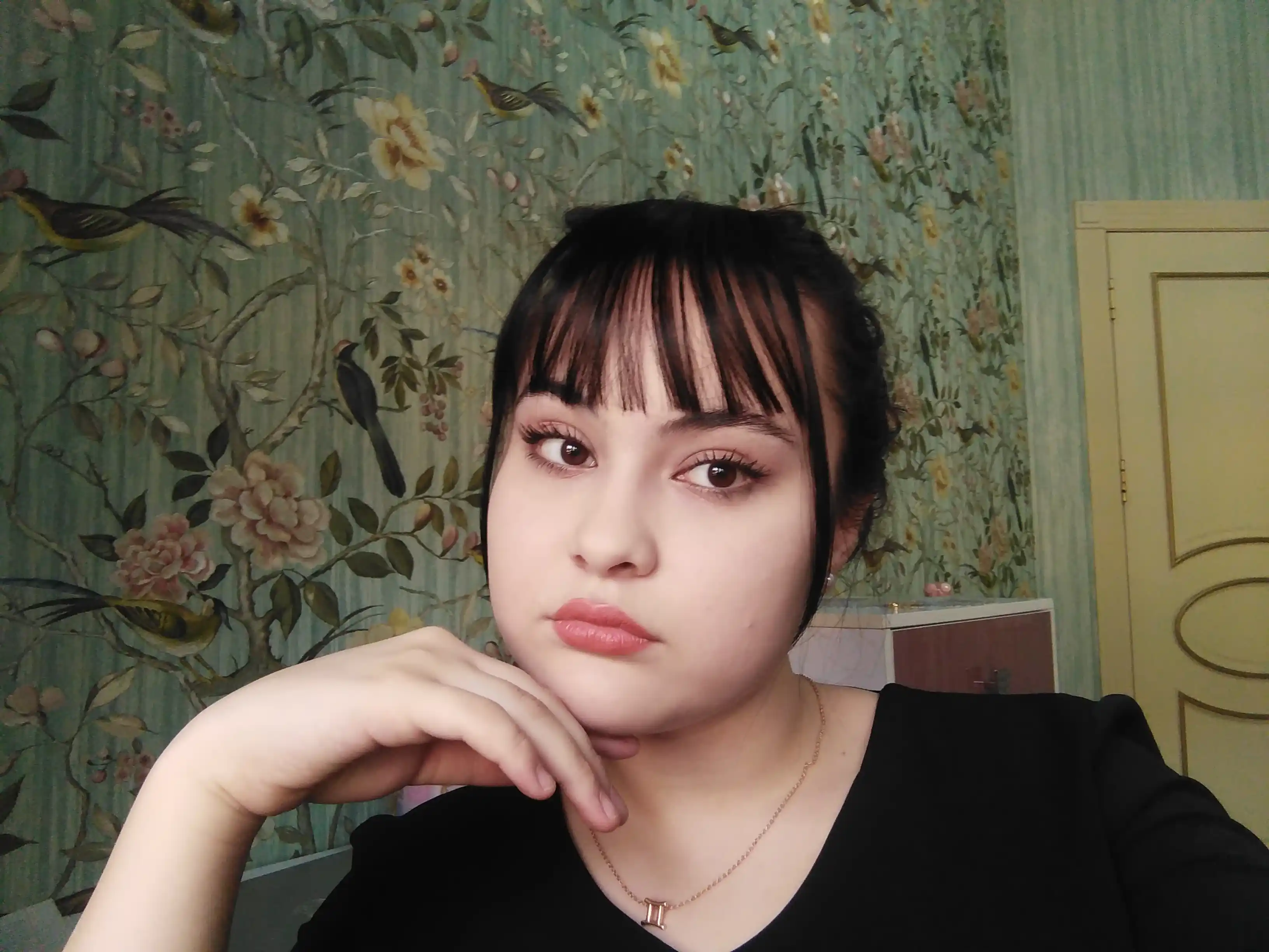 Soxta cholka, yuzga yaqin iplar bilan, qisqichli ulama sochlar