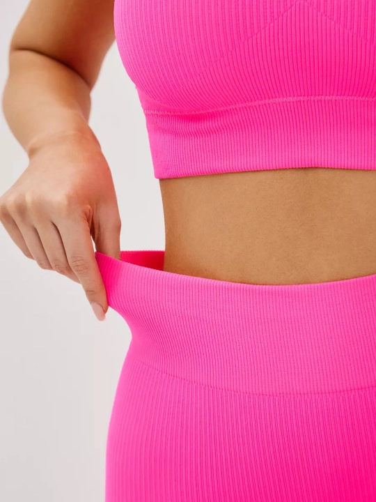 Ayollar fitnes va sport kostyumi: shorti va top Saraah,s