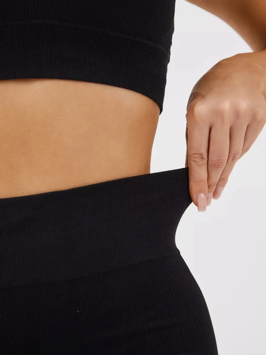 Ayollar fitnes va sport kostyumi: shorti va top Saraah,s