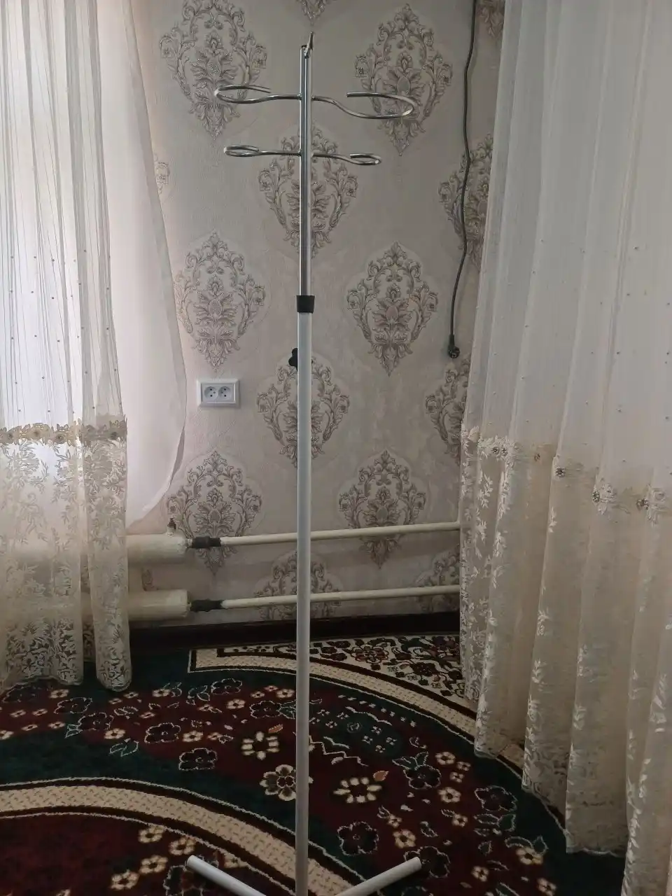 Tomizgich uchun tibbiy tutqich, dori olish uchun shtativ