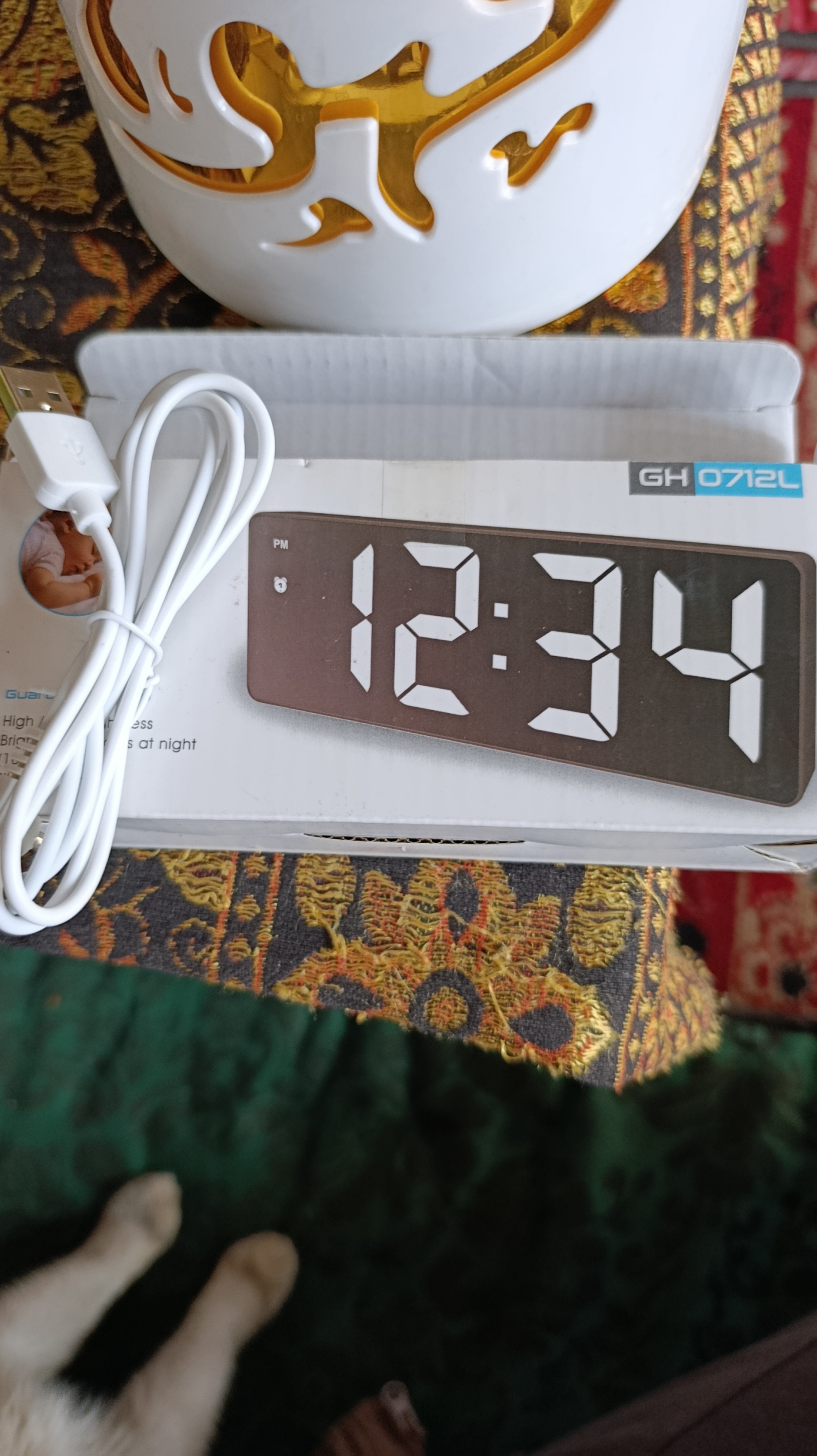 Stol soati elektron, tarmoqdan ishlash, ko‘p funksiyali, yoritgichli va budilnik bilan