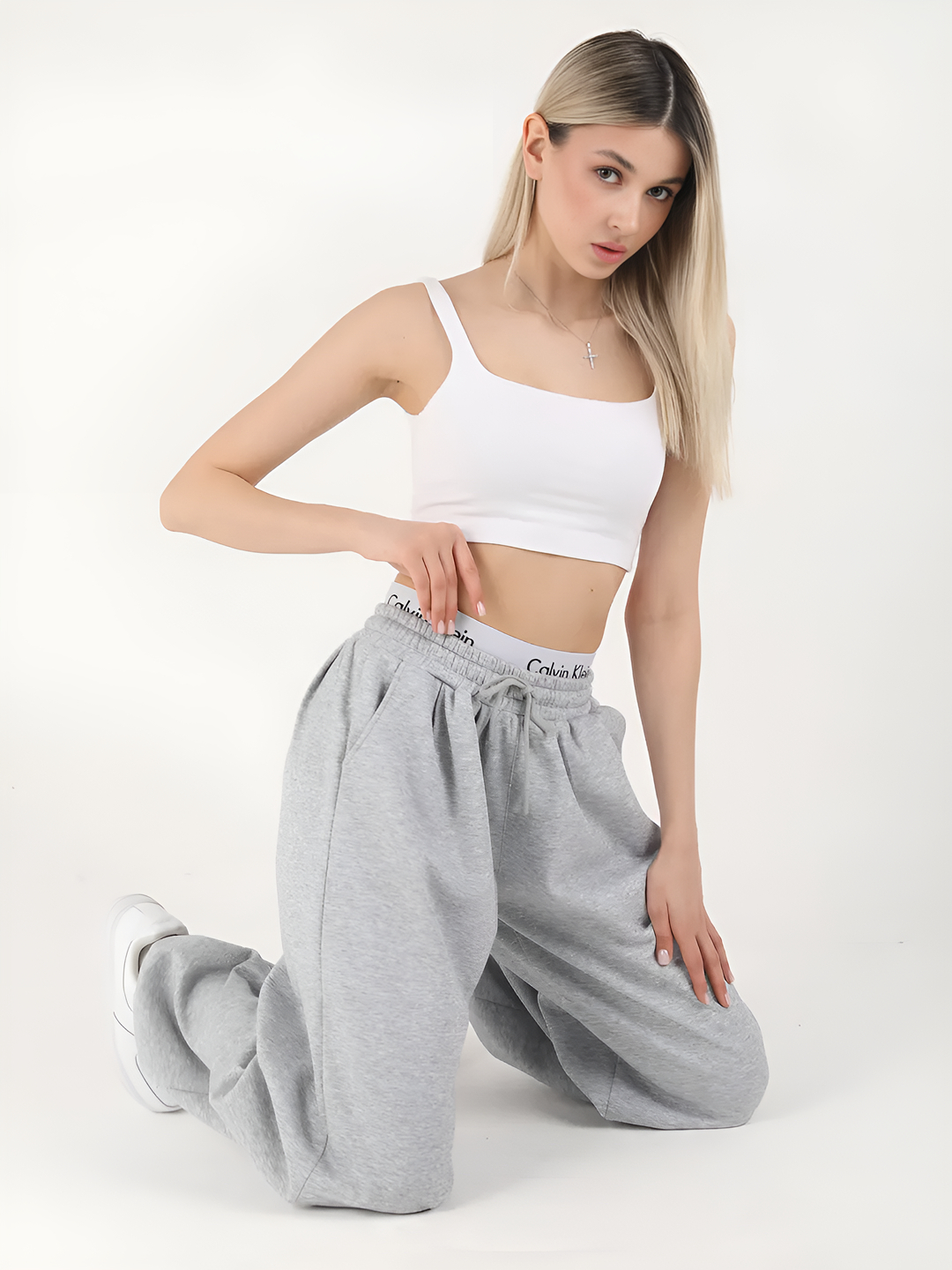 Uzun oyoqli yalangoch qiz