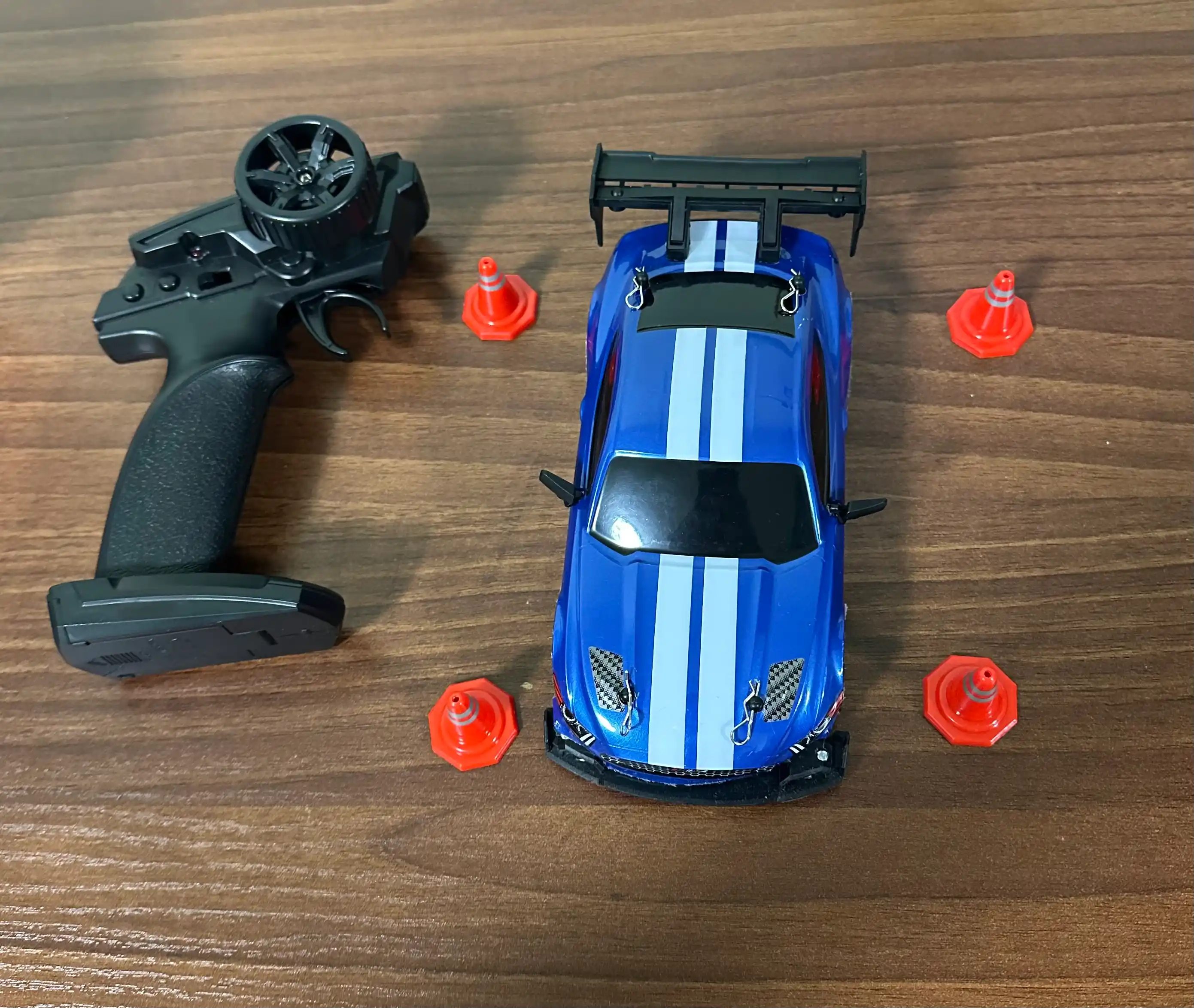 Дрифт-машинка RC 1:24 на пульте, 4WD, LED, Drift Car с комплектом, с высокой скоростью