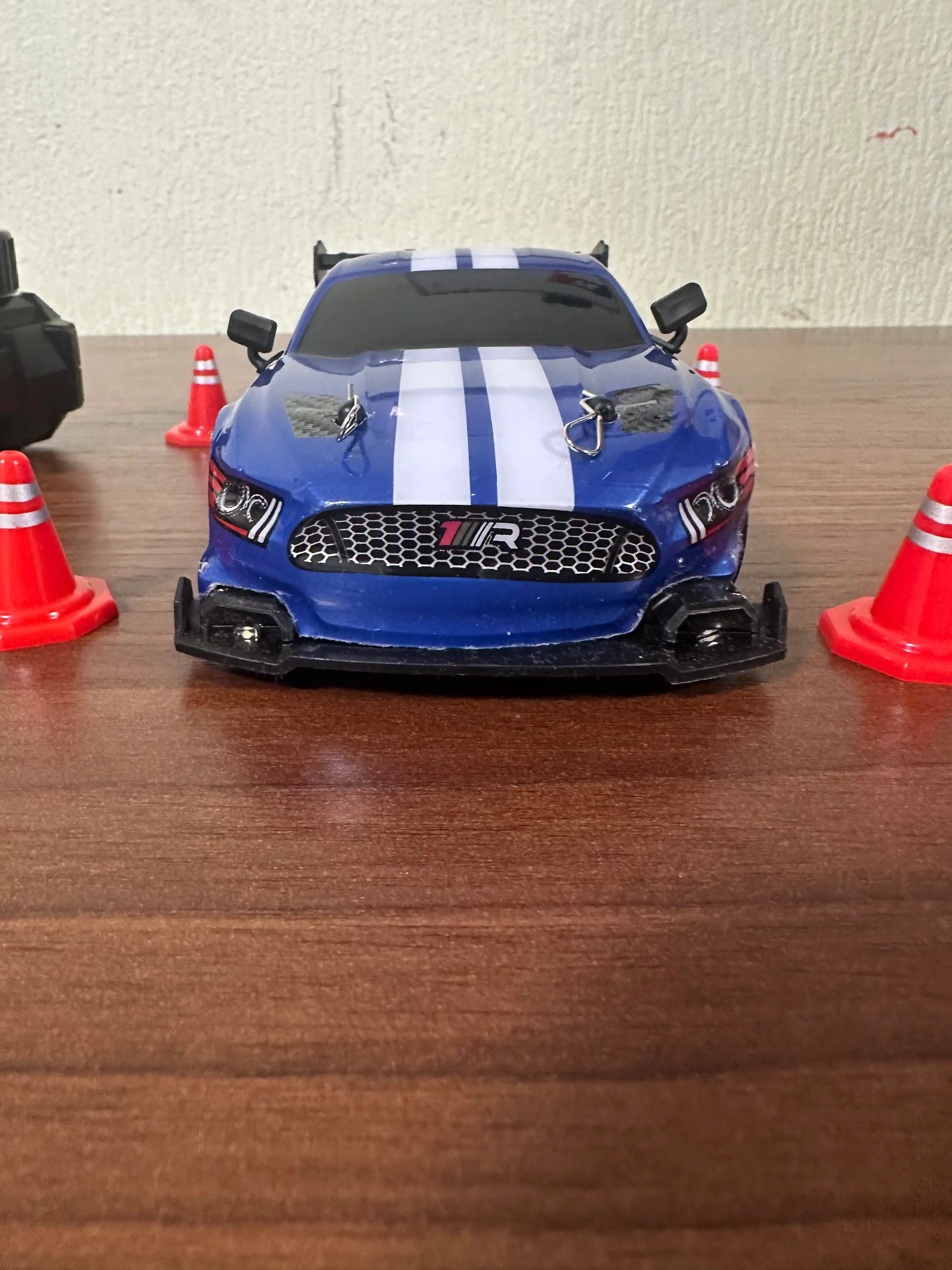 Дрифт-машинка RC 1:24 на пульте, 4WD, LED, Drift Car с комплектом, с высокой скоростью