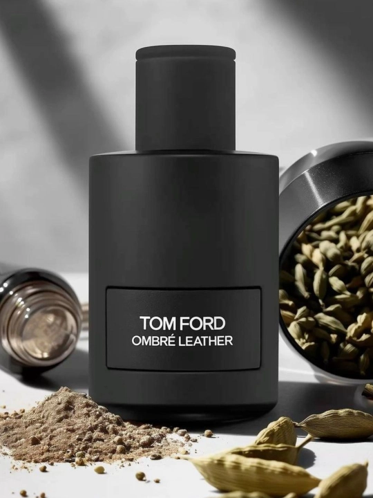 Ayollar va erkaklar uchun parfyumlangan suv Tom Ford Ombre Leather-ga asoslangan - 