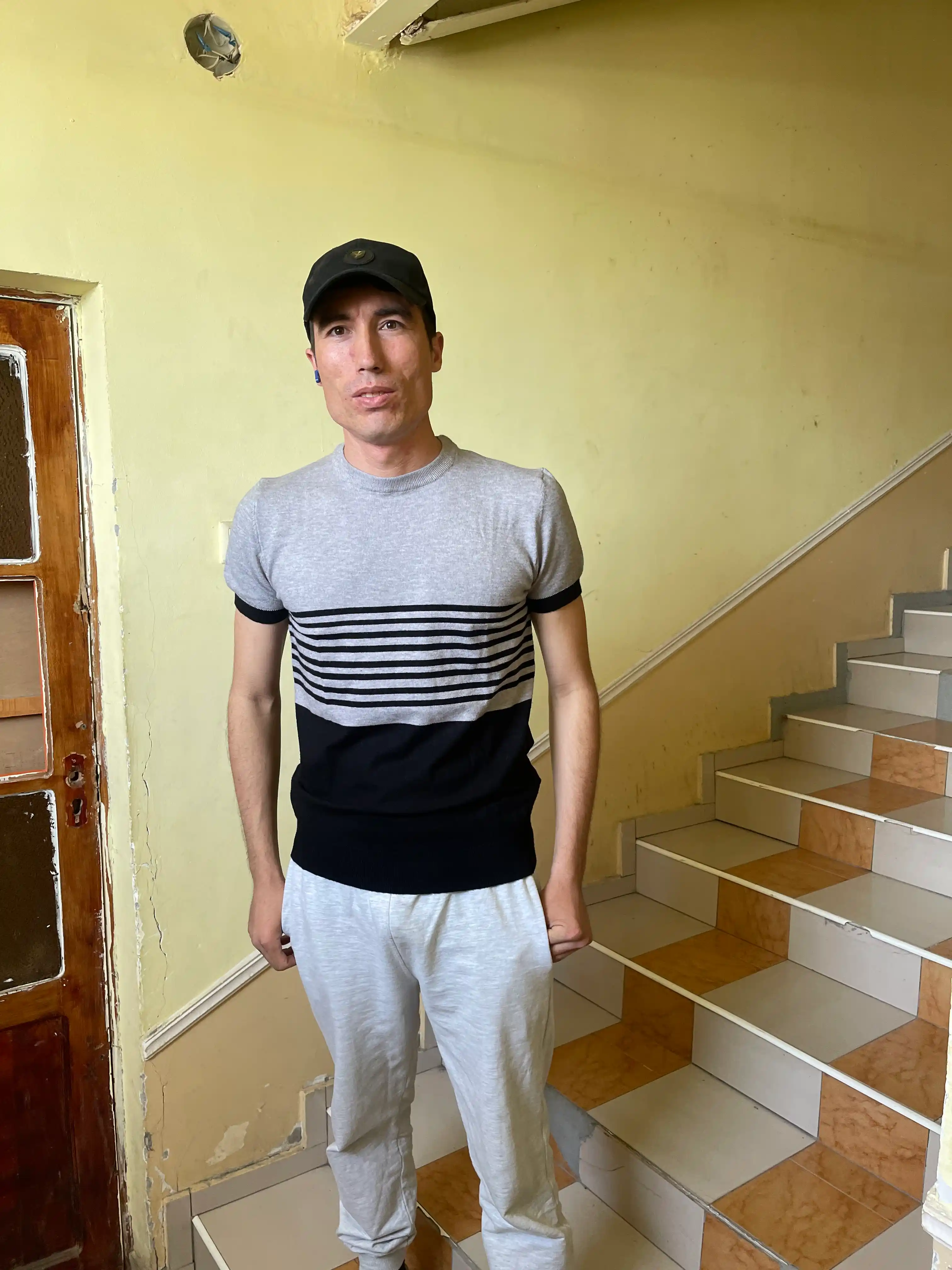 Yozgi, qisqa yengli, yo‘l-yo‘l naqshli to‘qilgan erkaklar futbolkasi