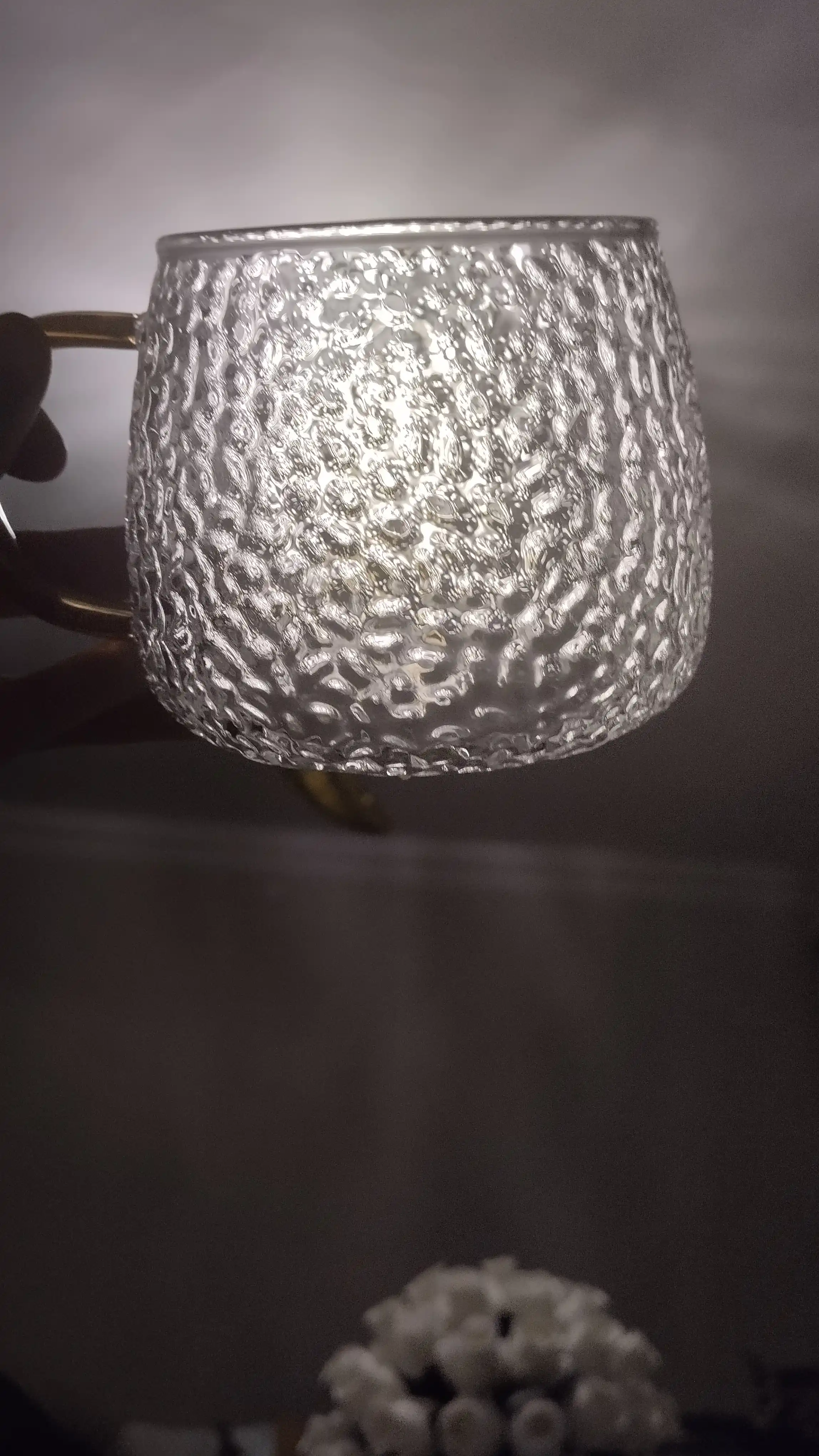 To'qimalangan sirt va oltin tutqichli shisha krujka