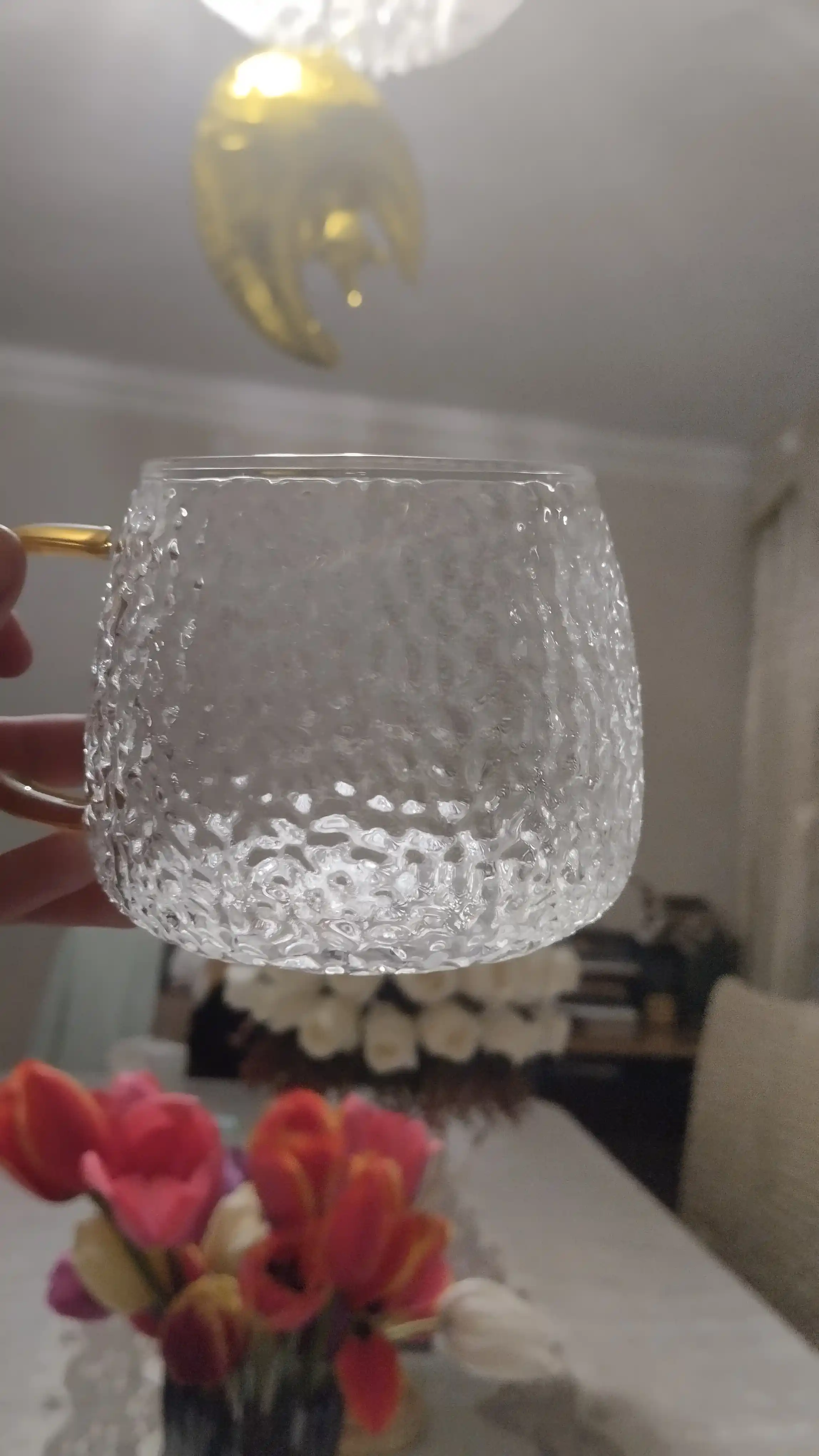 To'qimalangan sirt va oltin tutqichli shisha krujka