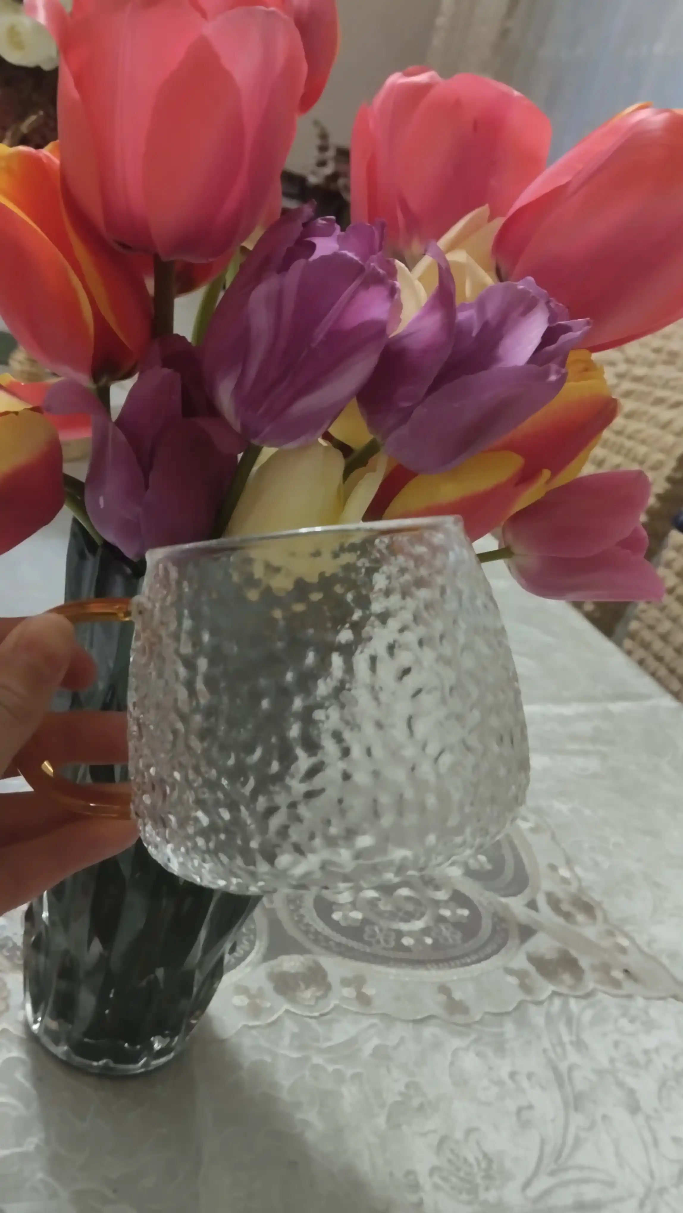 To'qimalangan sirt va oltin tutqichli shisha krujka