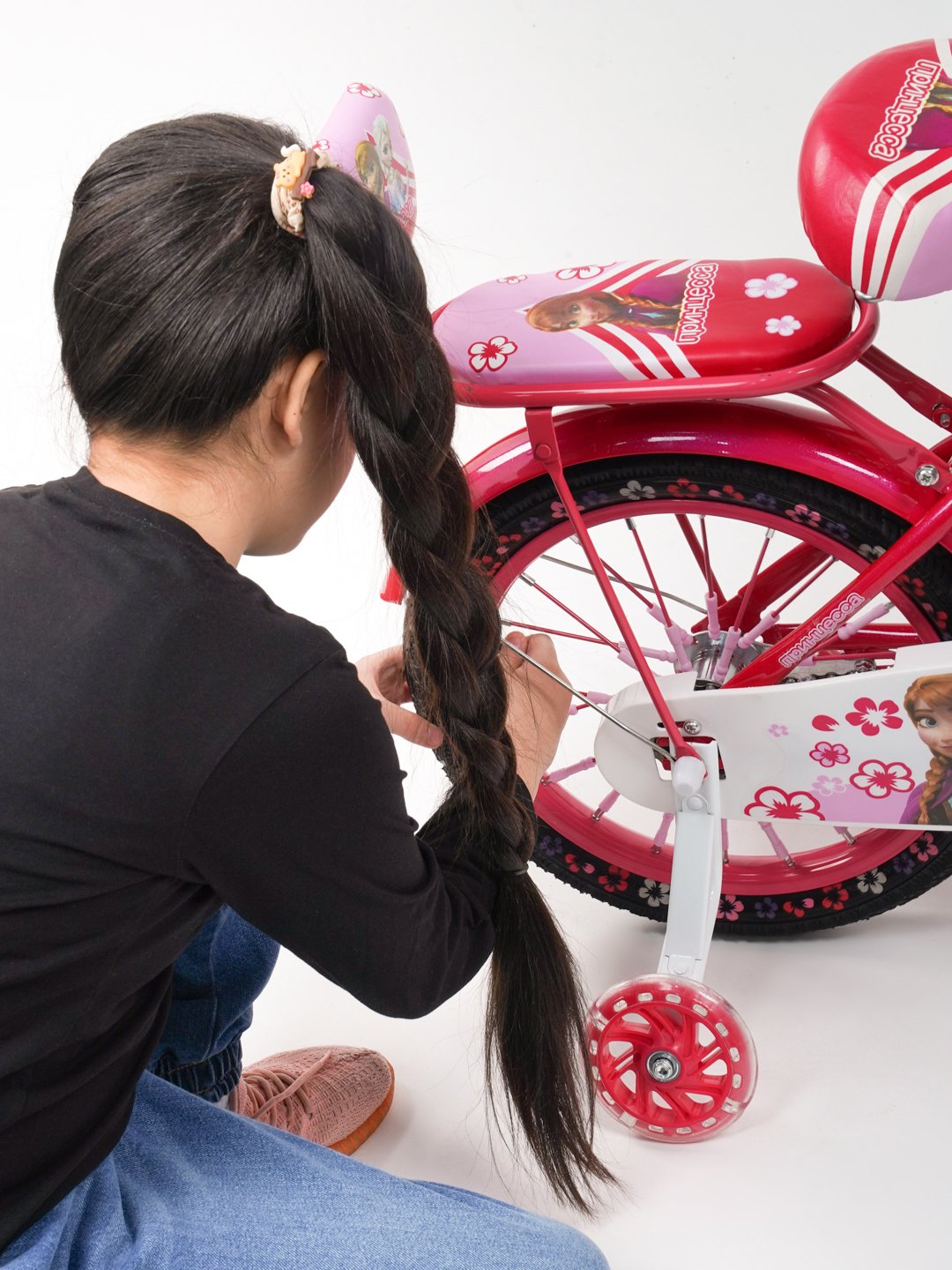 Yalangoch qiz va velosiped Yalangoch qiz va velosiped