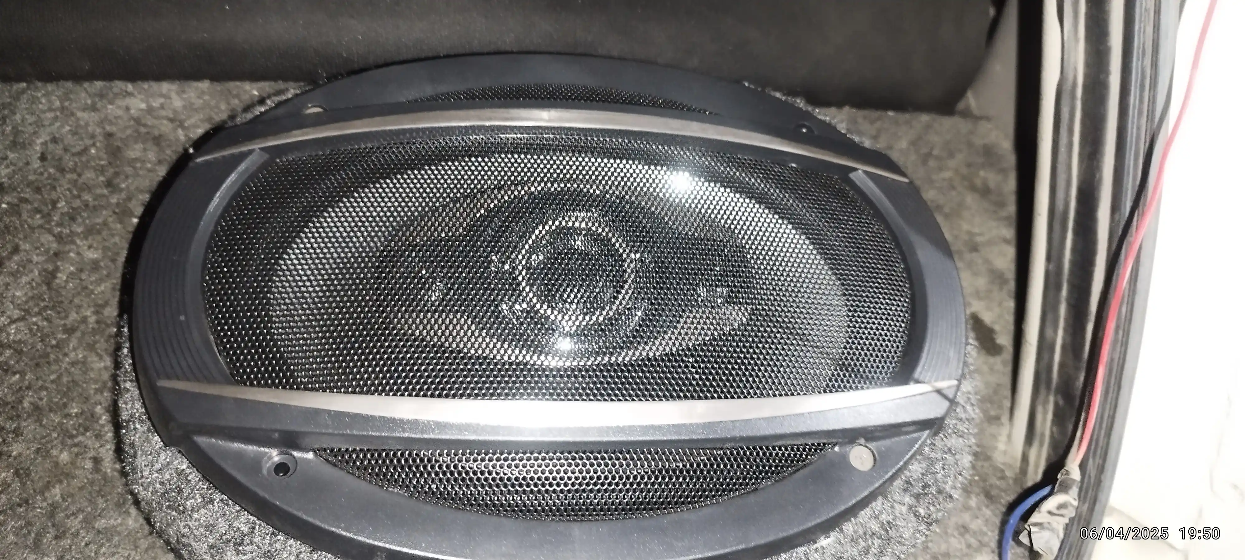 Pioneer 1000w 2 ta qovun kalonka ustki setkalari bilan cheti rezinkali usilitel kerak emas