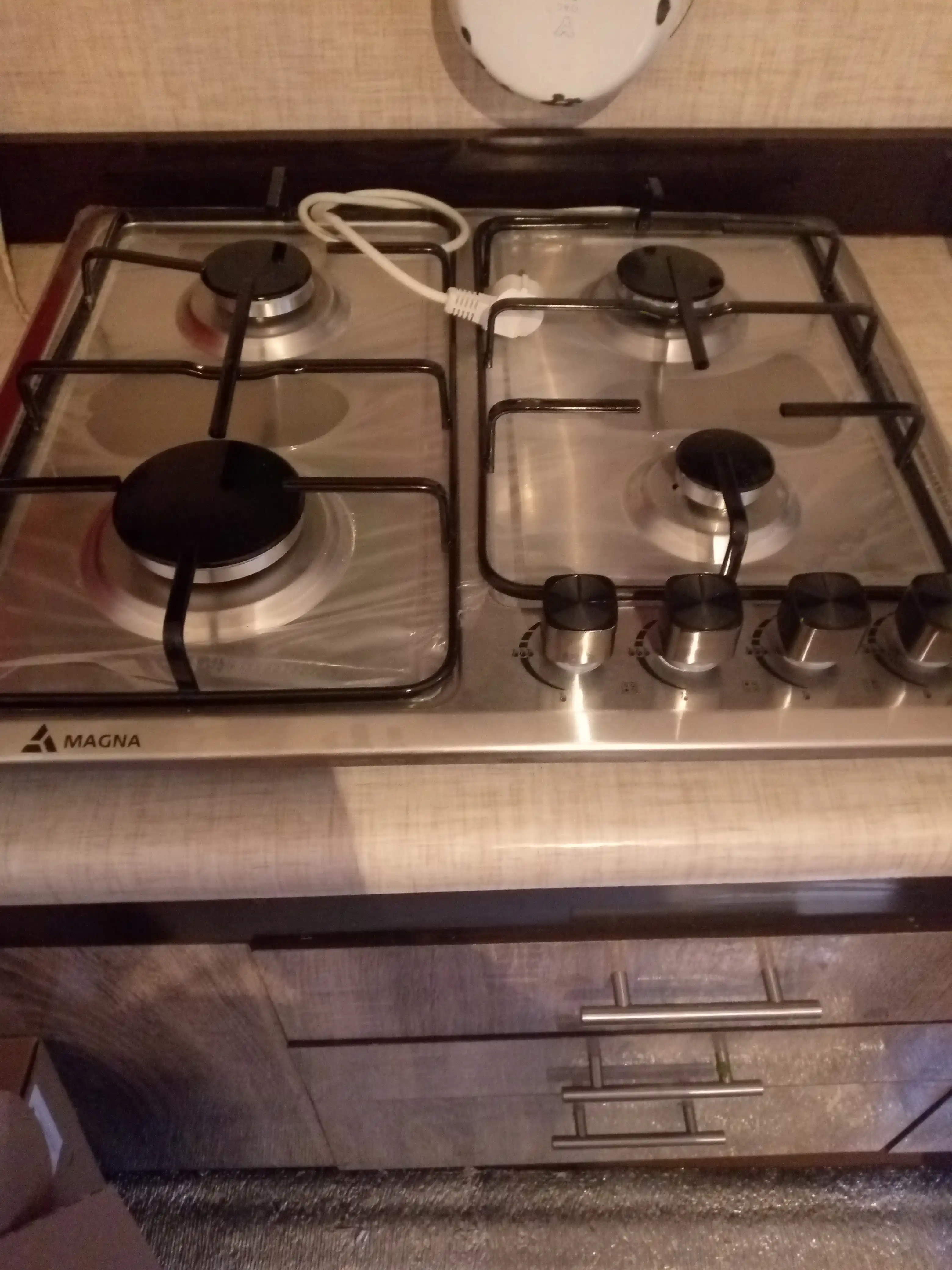 Magna pishirish paneli 35 seriya, 4 ta gaz konforka, avtoyondirgich