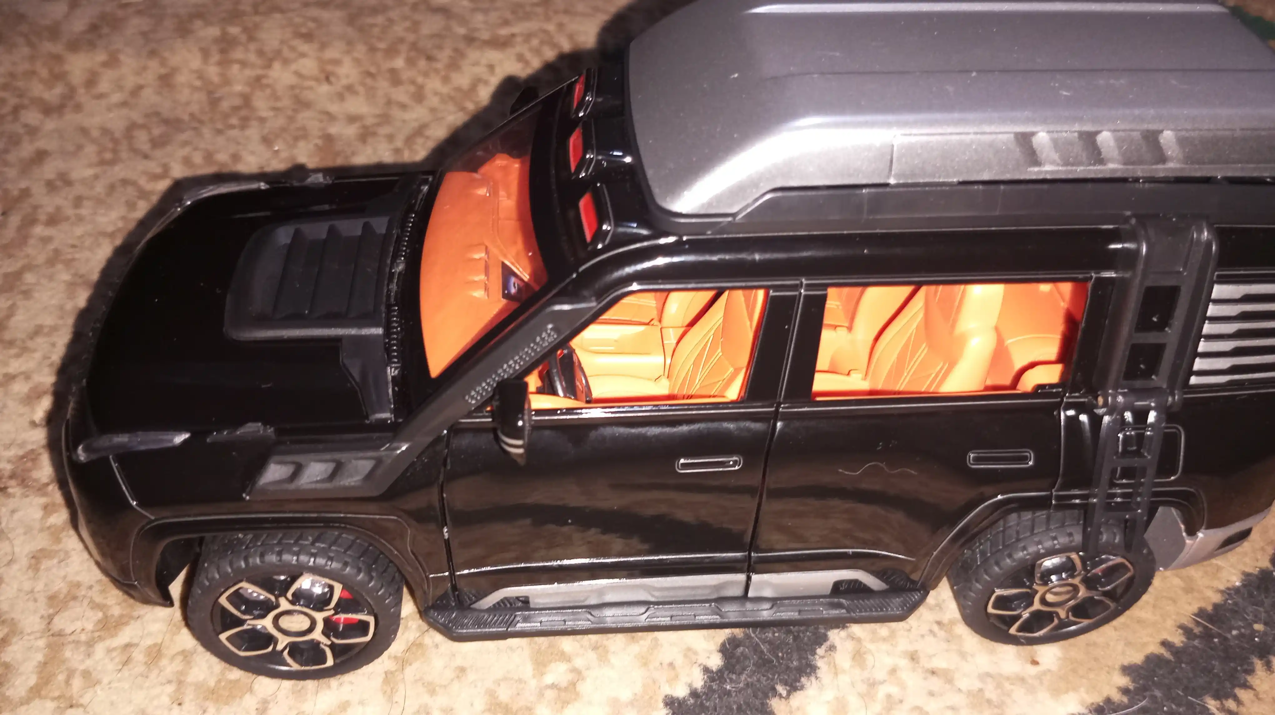 Temir mashina – bolalar uchun o‘yinchoq, kolleksion model metall avtomobil 1:24