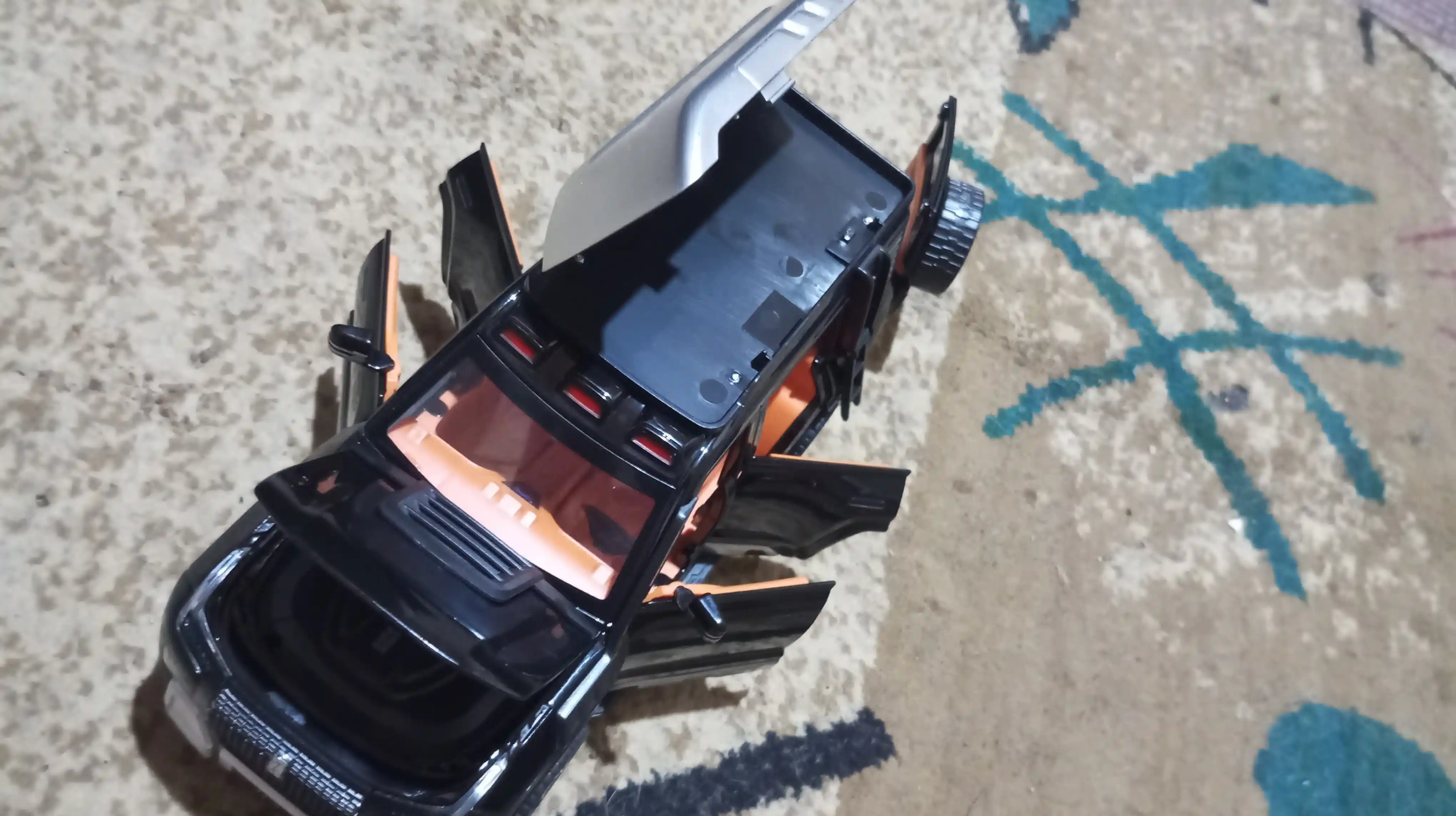 Temir mashina – bolalar uchun o‘yinchoq, kolleksion model metall avtomobil 1:24