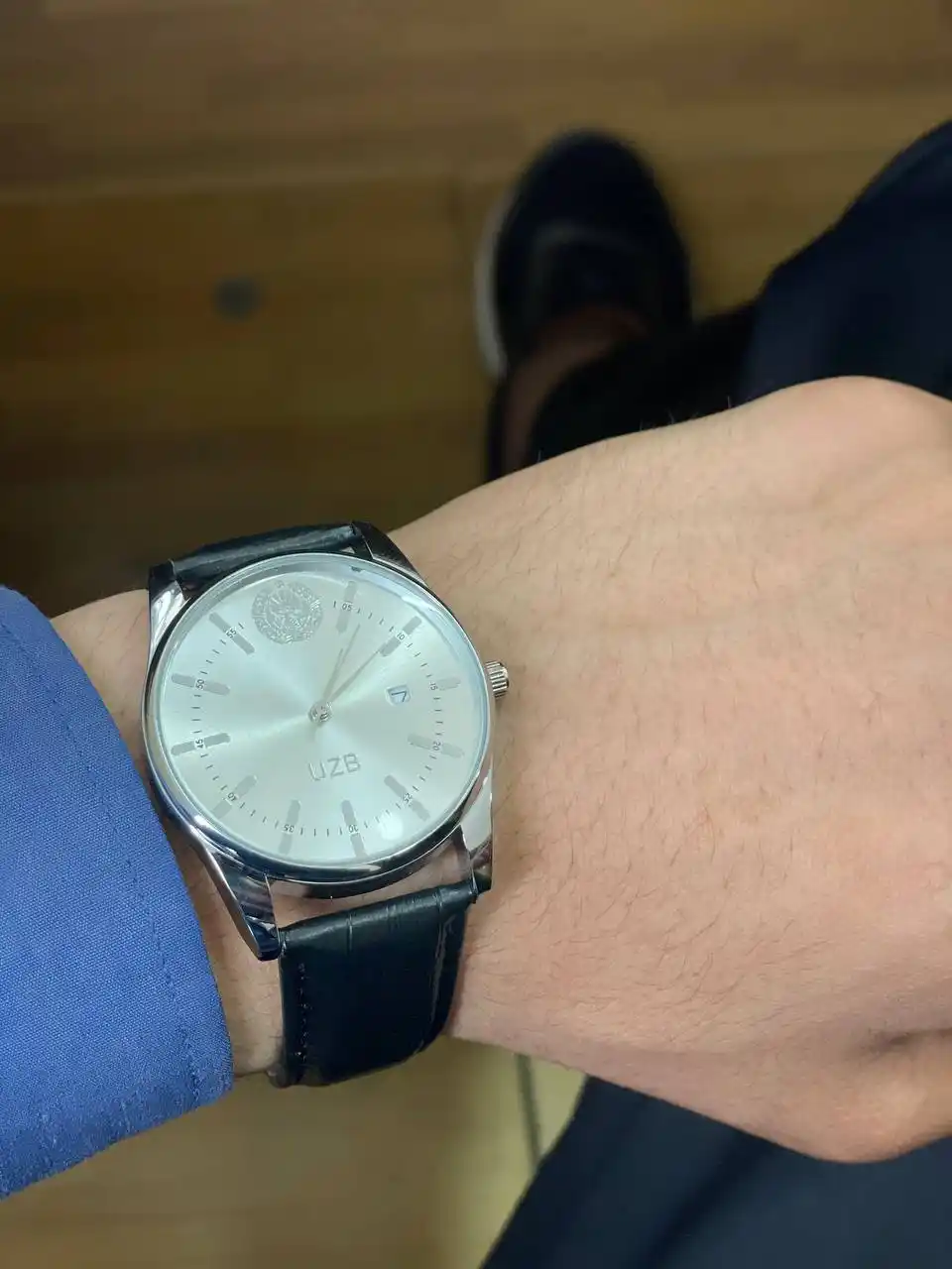 Erkaklar soati, UZB gerbi bilan, charm tasma bilan
