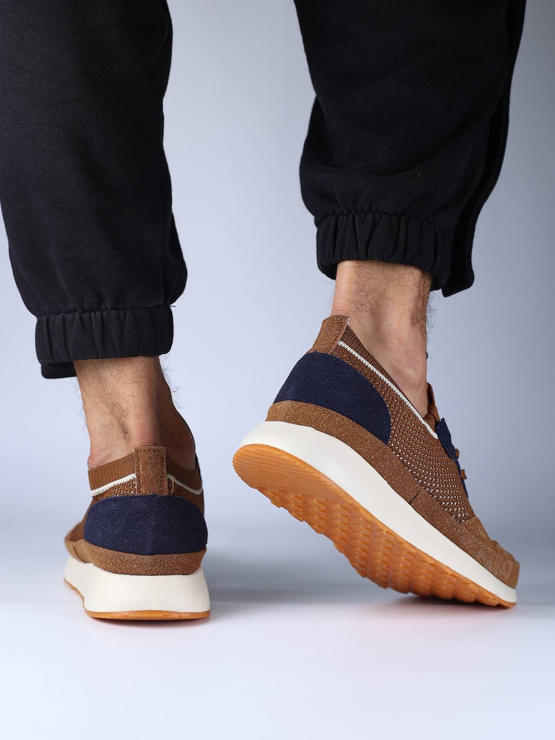 Ikki tranniy yigitni sikishmoqda