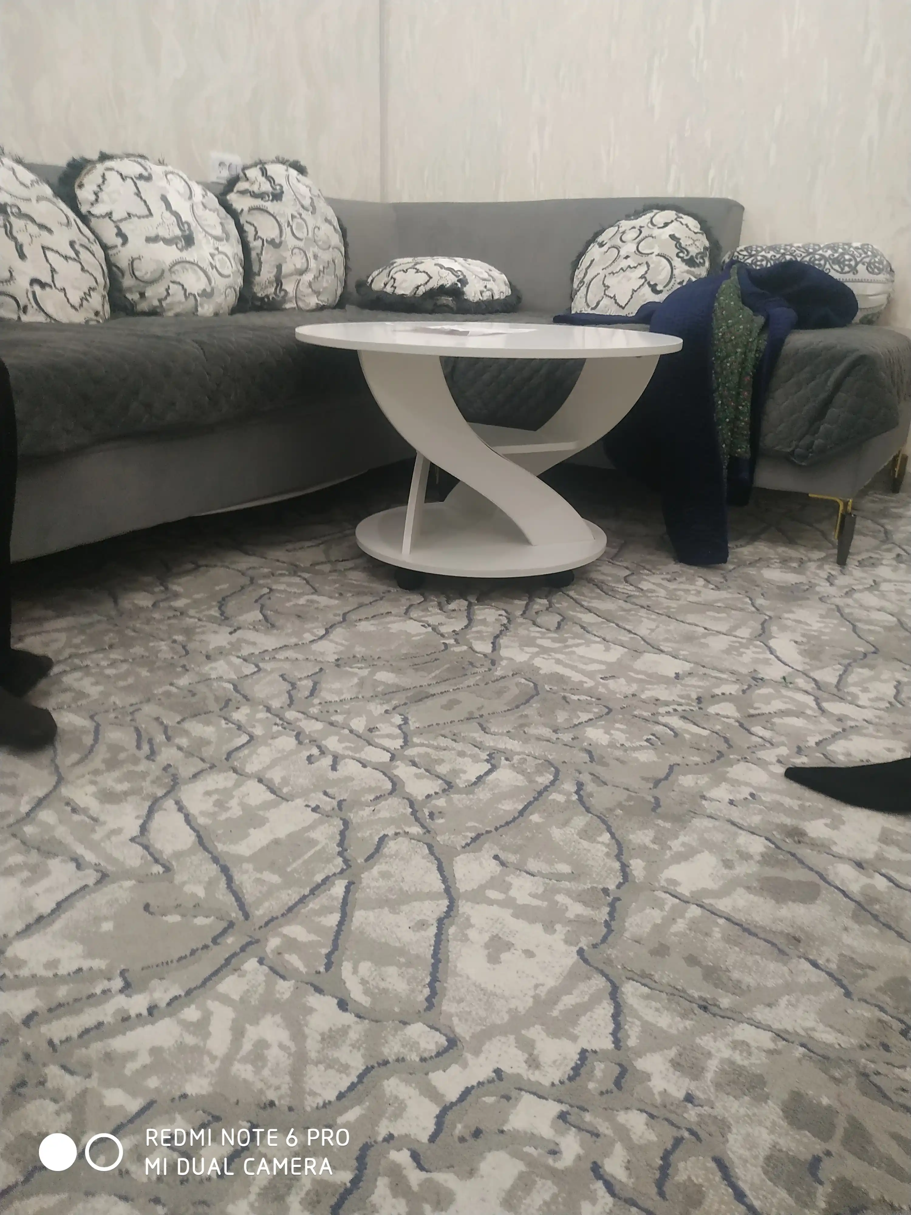 Jurnal stoli, aylana shaklda, dumaloq, g'ildiraklarda