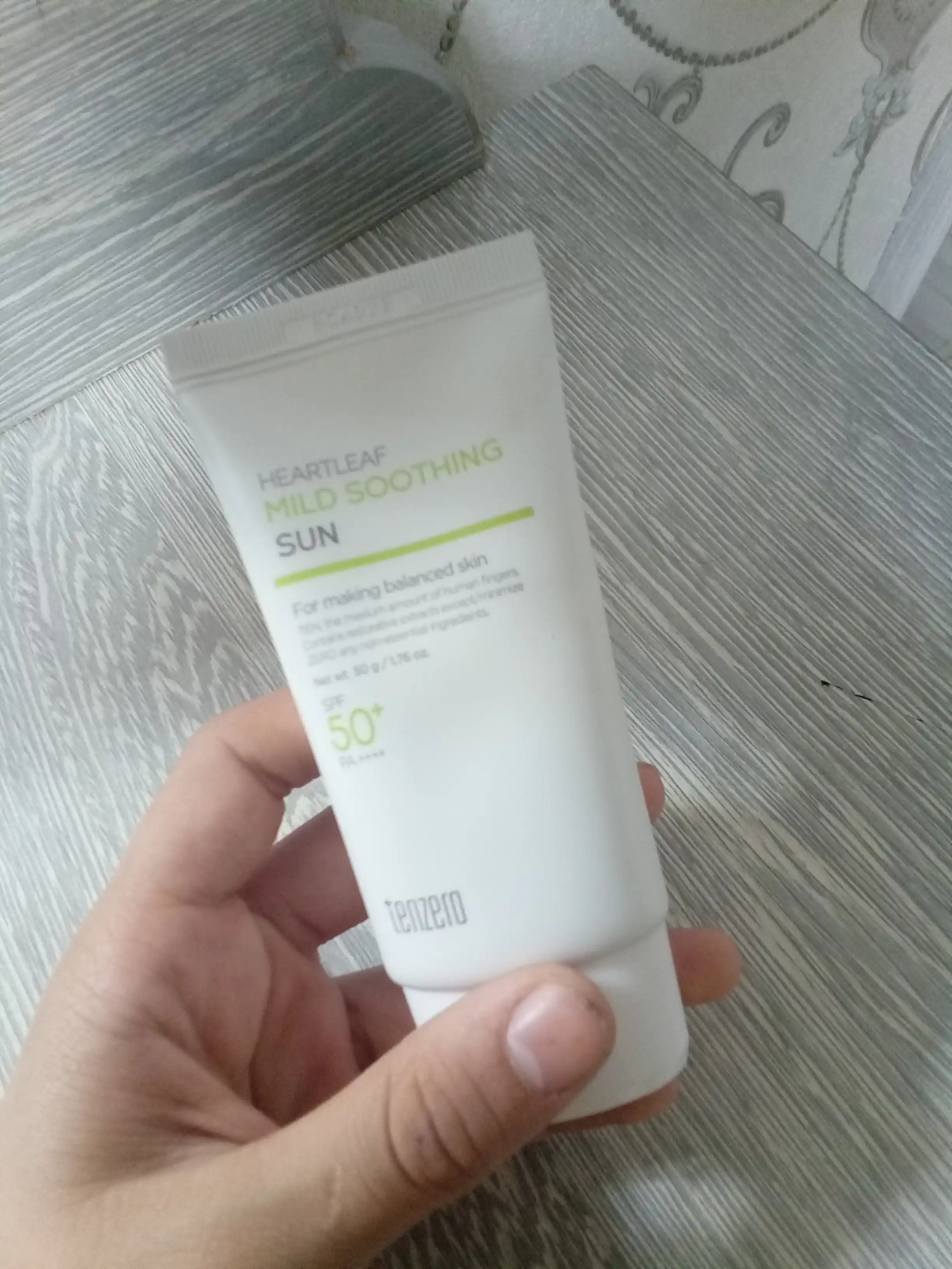 Quyoshdan himoyalovchi kremi yuz uchun tinchlantiruvchi SPF50+ PA++++, Tenzero