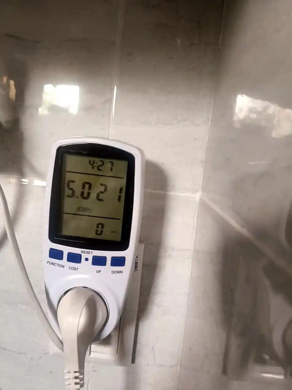 Uy uchun raqamli vatmetr rozetkaga (raqamli quvvat o'lchagich, rozetka-vatmetr) Wattmeter