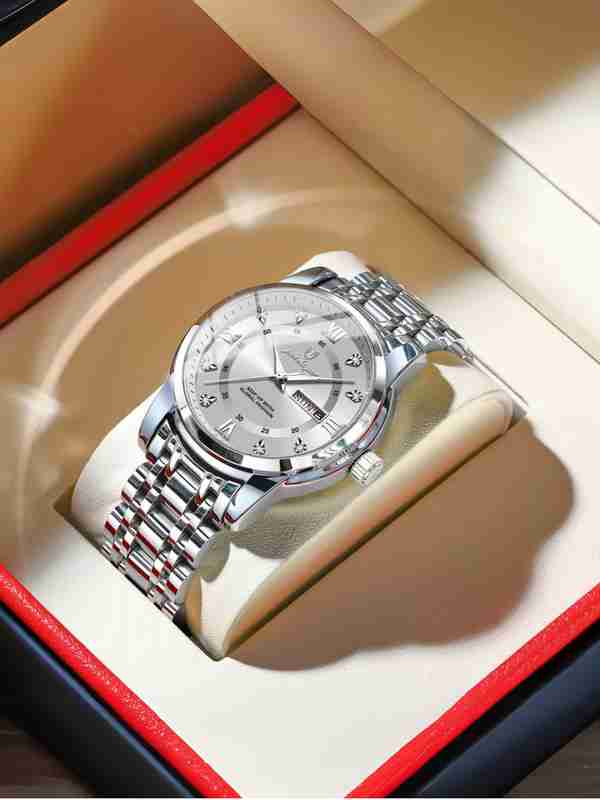 Kuchli qora tanli erkak gazab bilan uzun sochli kaltakni oz qoliga tortadi Kuchli qora tanli erkak gazab bilan uzun sochli kaltakni oz qoliga tortadi