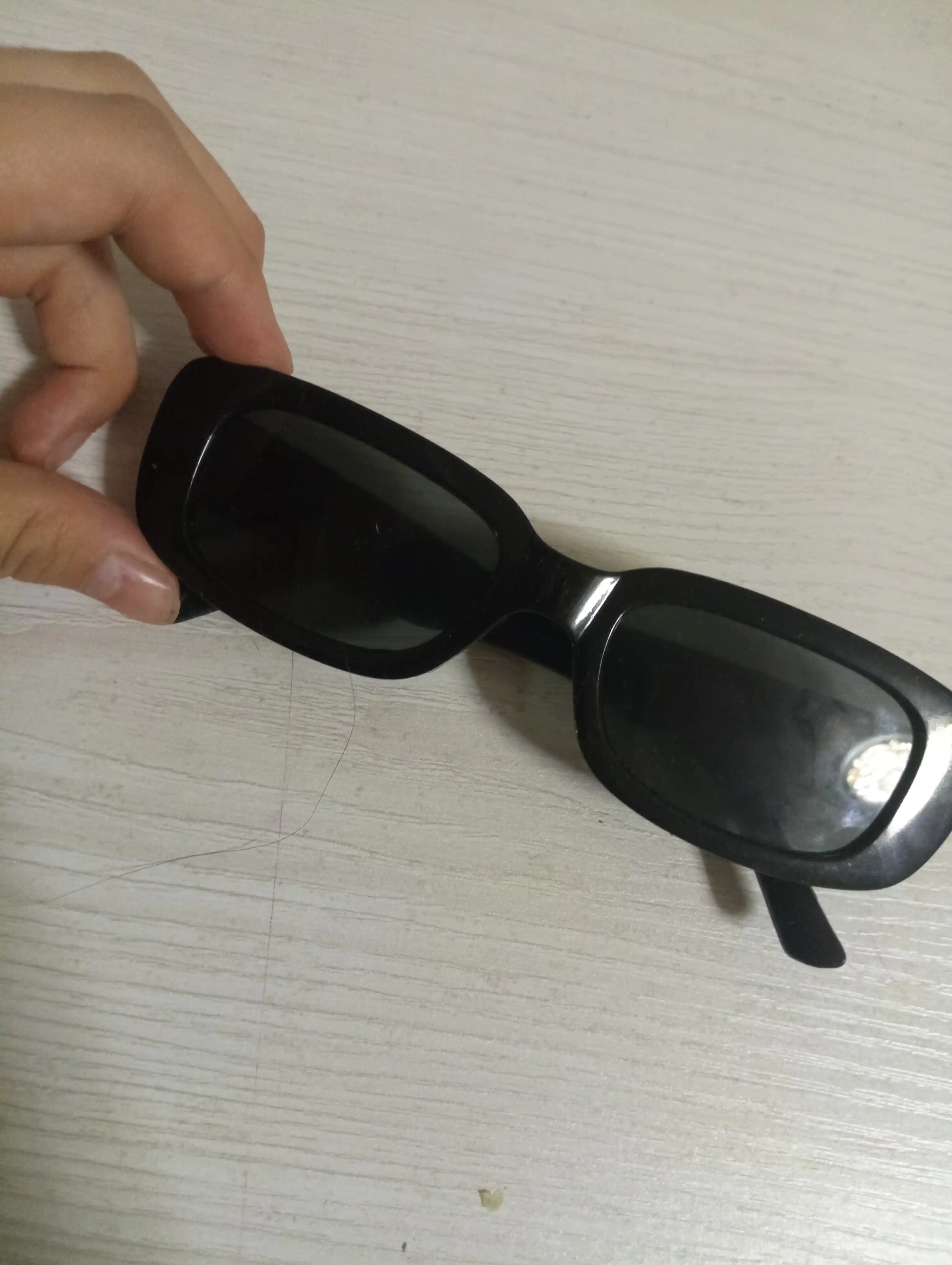 Ayollar uchun to‘g‘ri burchakli tor Y2K retro UV400 quyosh ko‘zoynagi