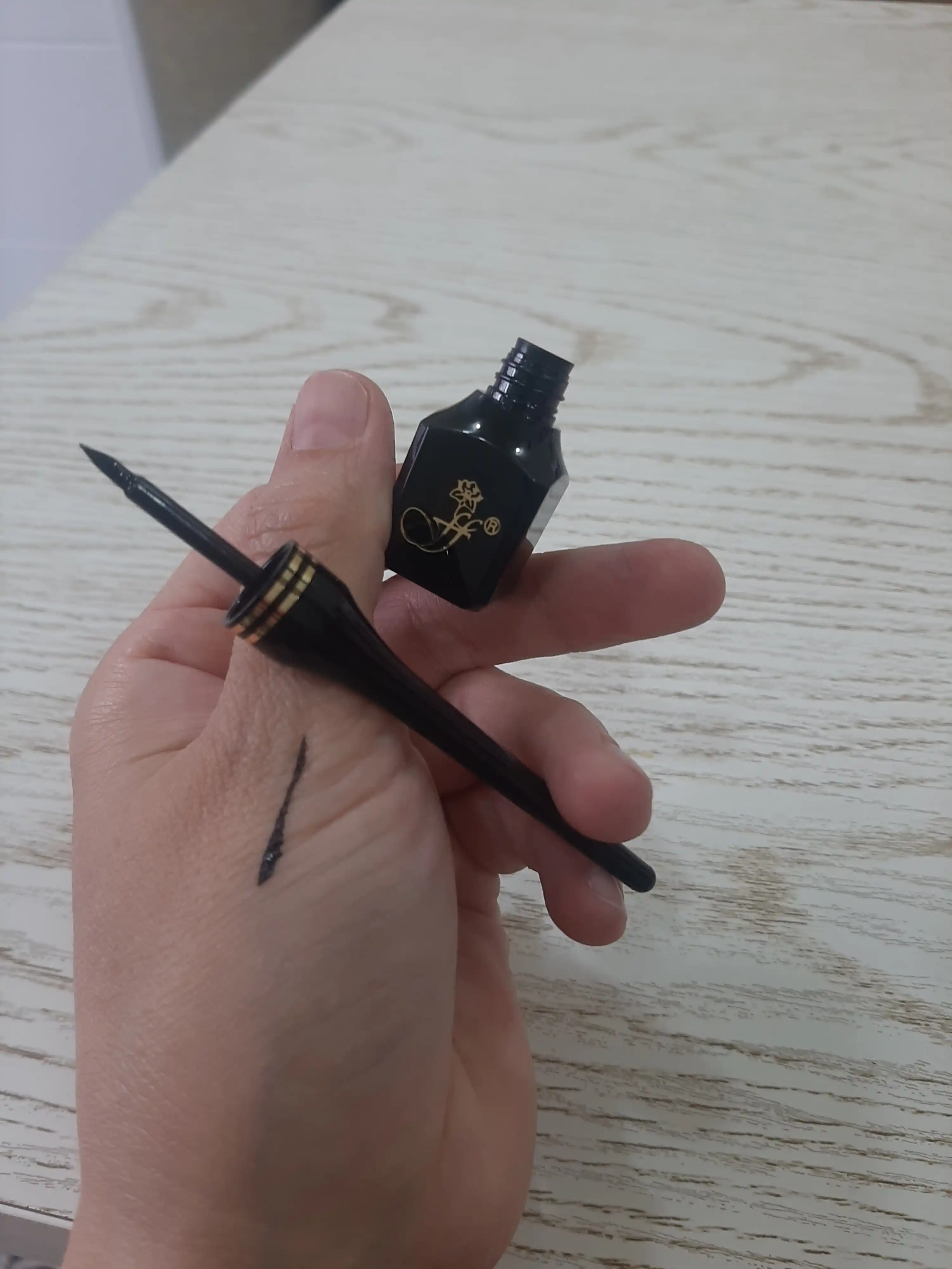 Подводка для глаз Professional Eyeliner 5,5 мл, черная