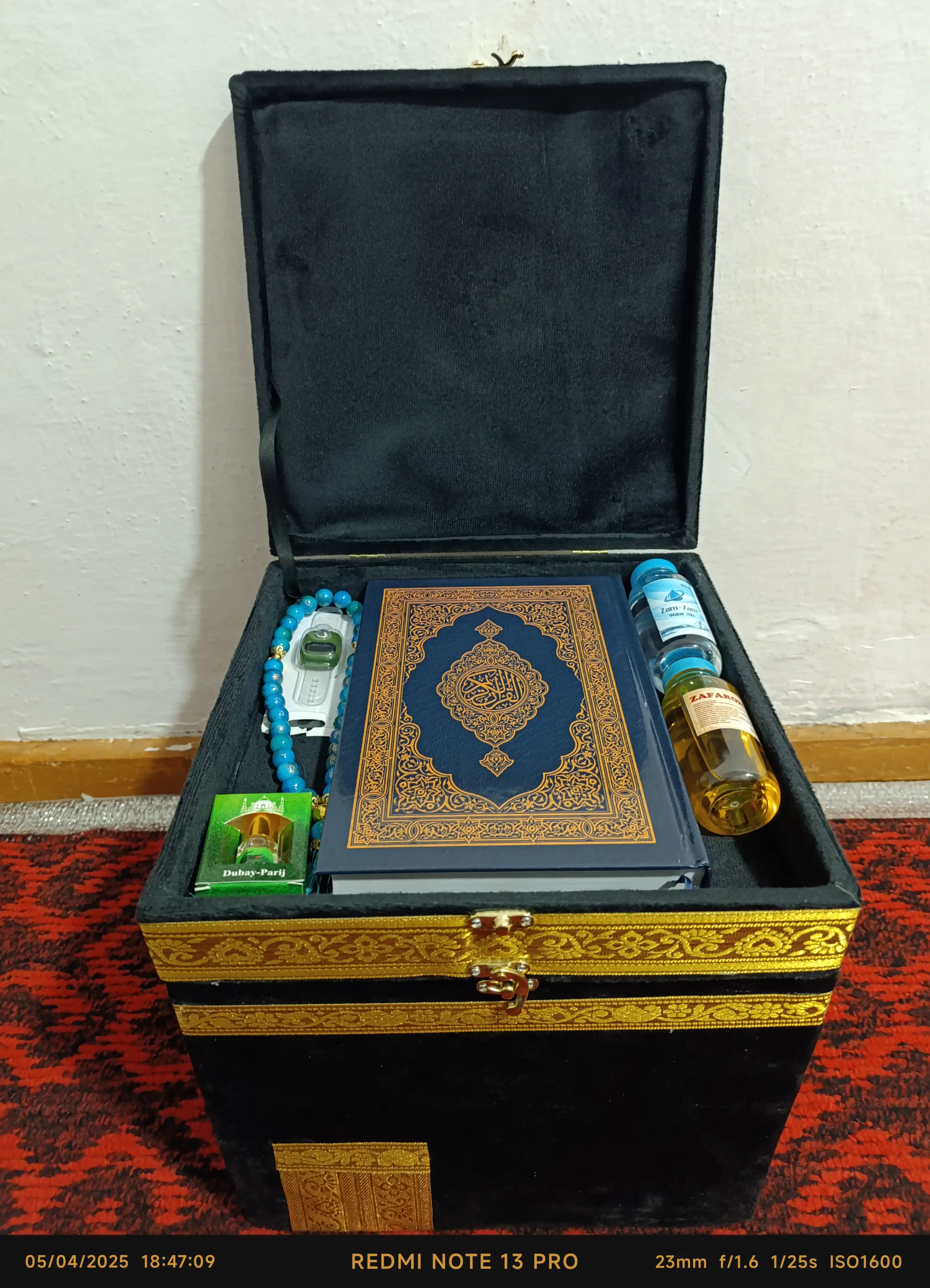 Diniy to'plam ibodat uchun Ka'ba korinishda: kitob, joynamoz, tasbeh