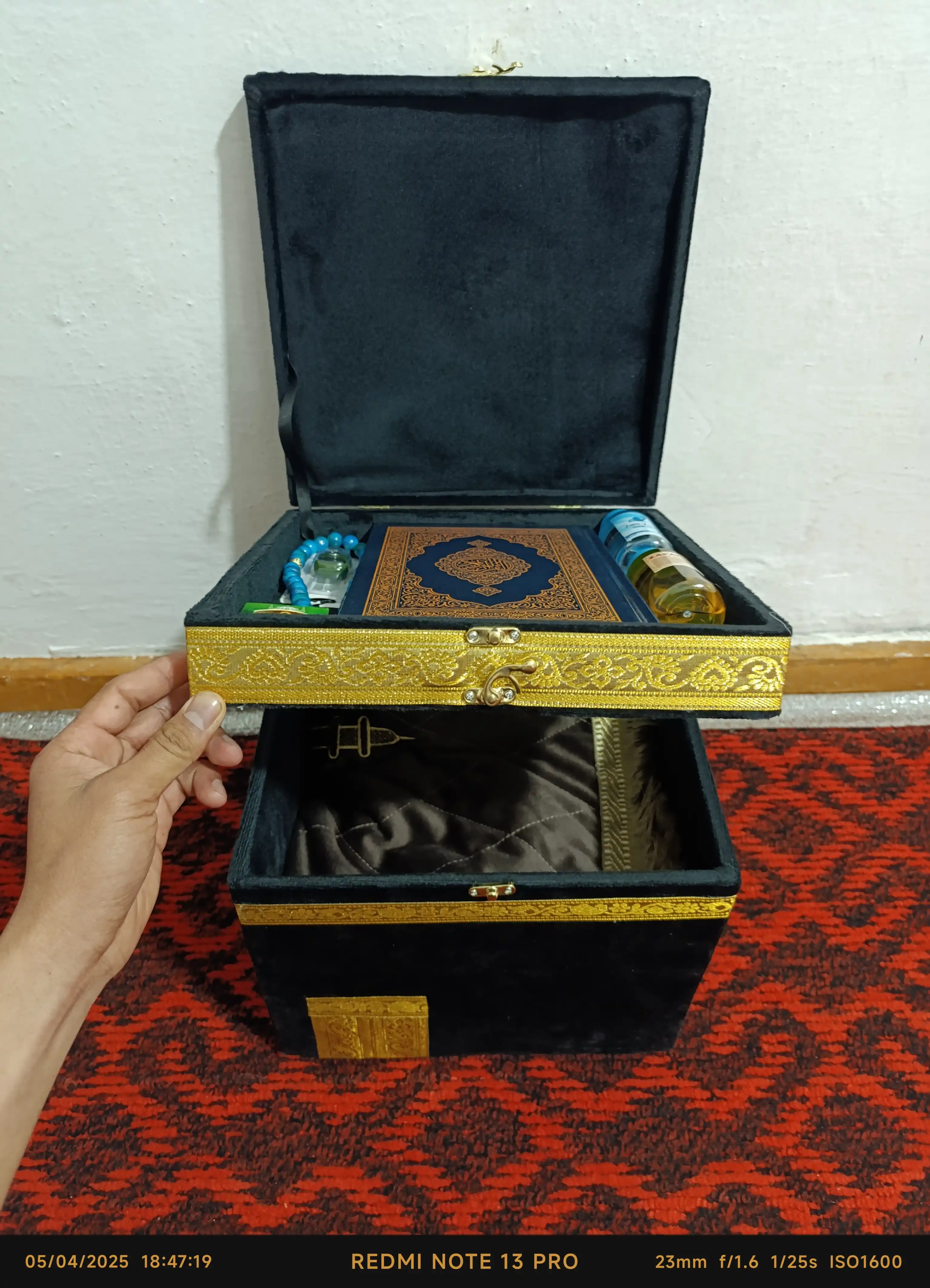 Diniy to'plam ibodat uchun Ka'ba korinishda: kitob, joynamoz, tasbeh