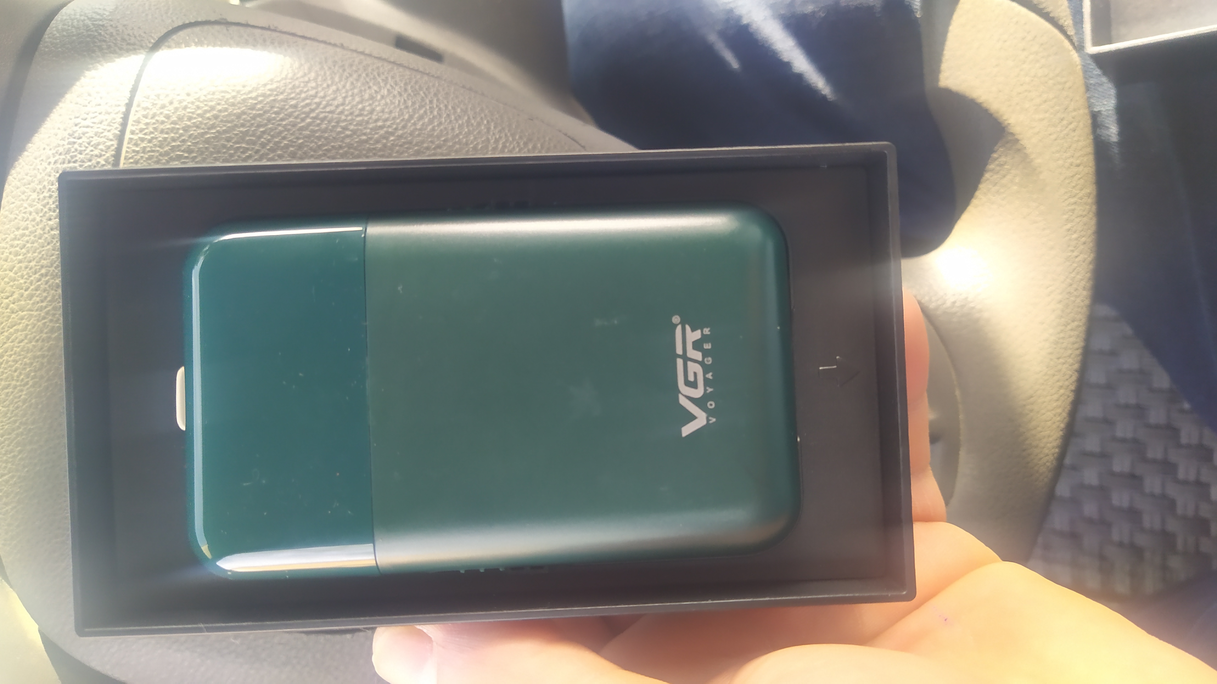 Elektr ustara VGR V-390, portativ shaver, quruq va nam soqol olish uchun