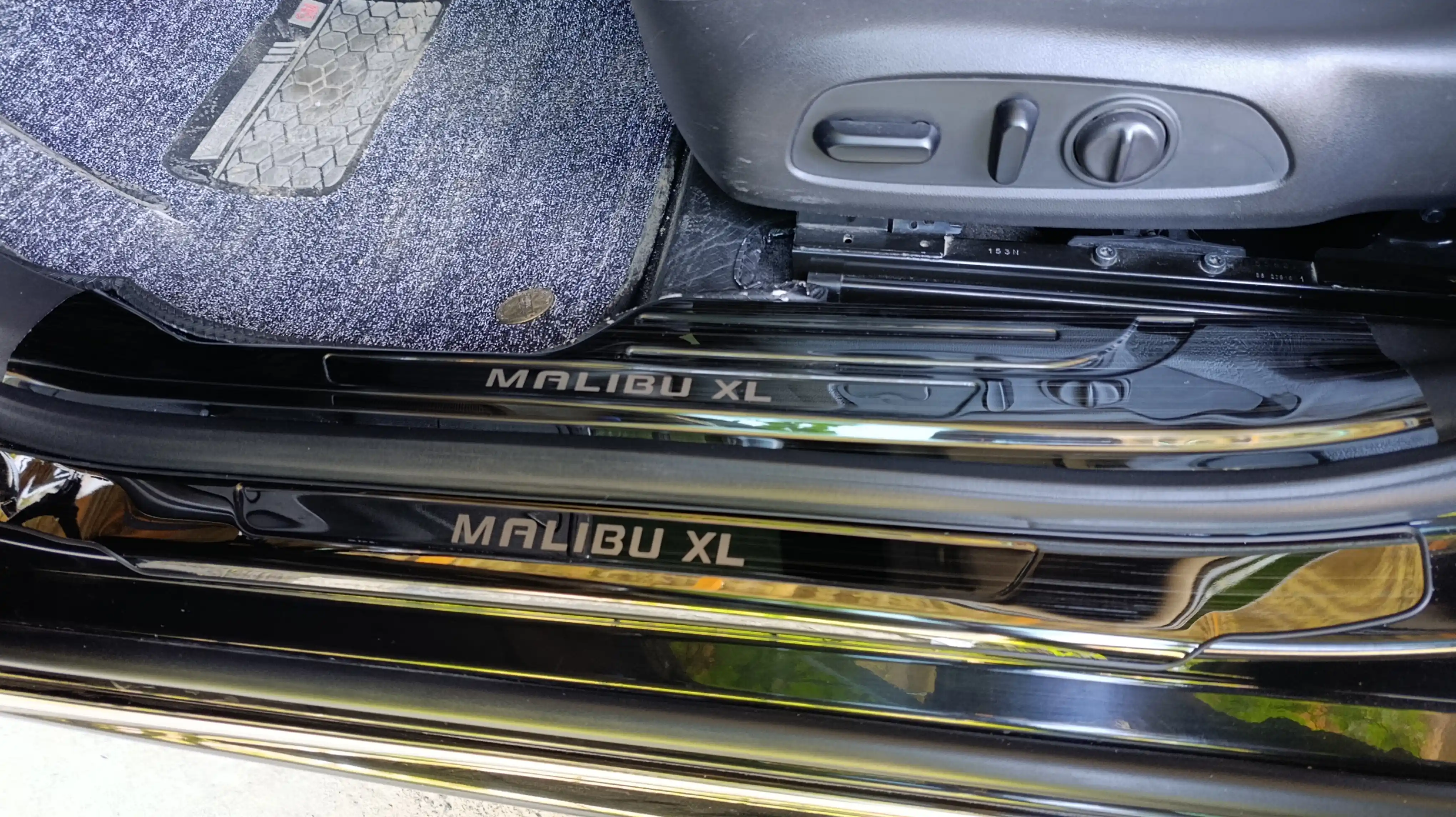 Накладки на пороги из нержавеющей стали Трекер 2, Malibu 2, Малибу XL Onix, чёрный никель