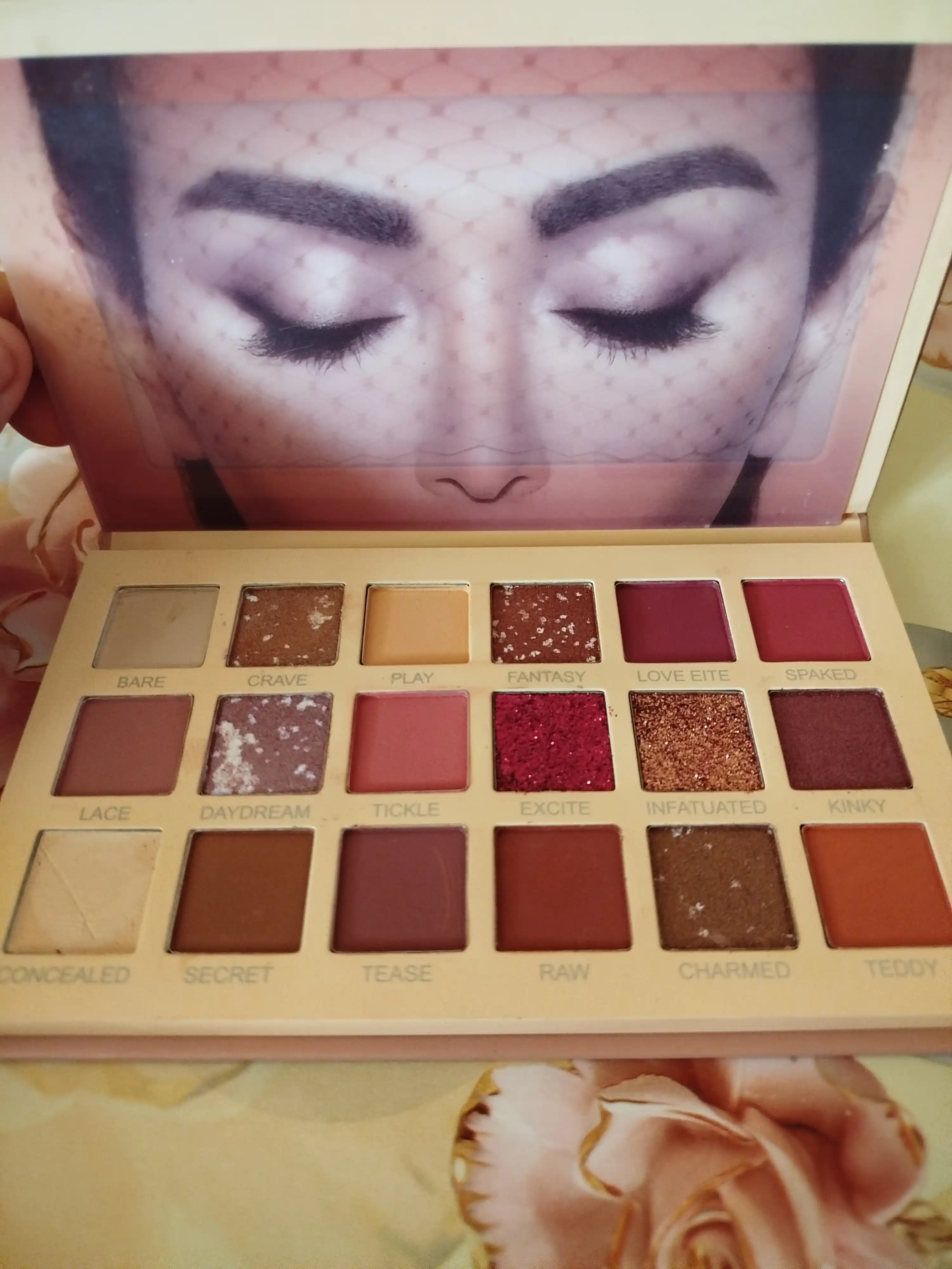 Тени для век Huda Beauty NUDE, 18 разных цветов