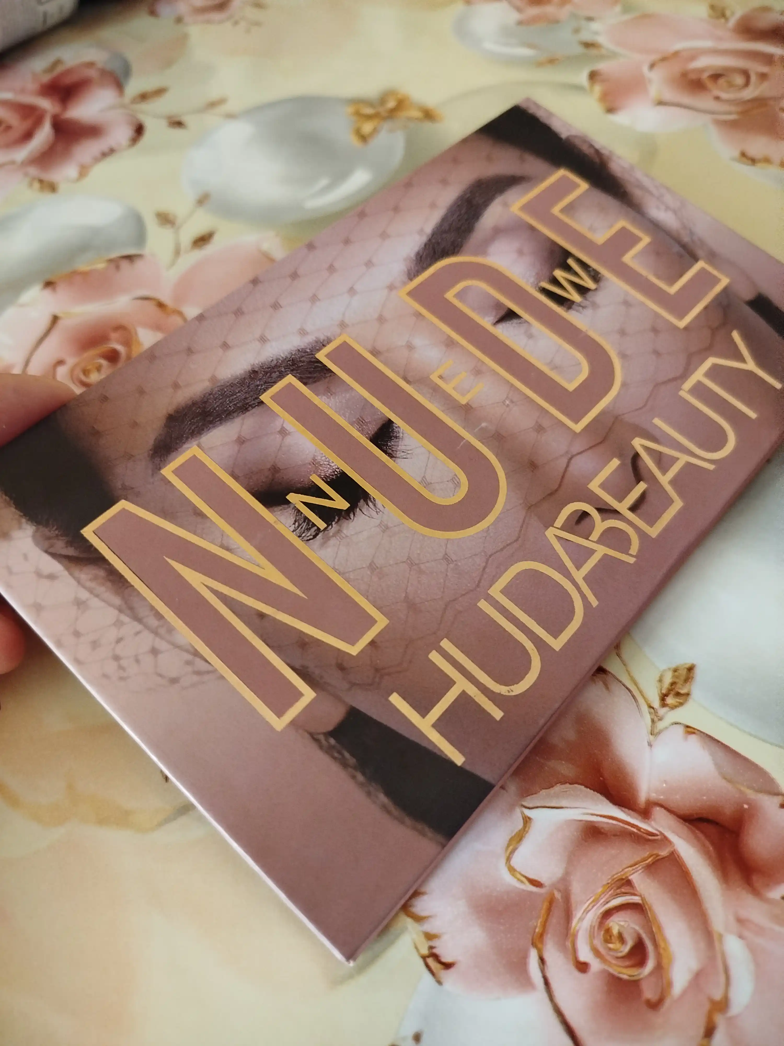 Тени для век Huda Beauty NUDE, 18 разных цветов