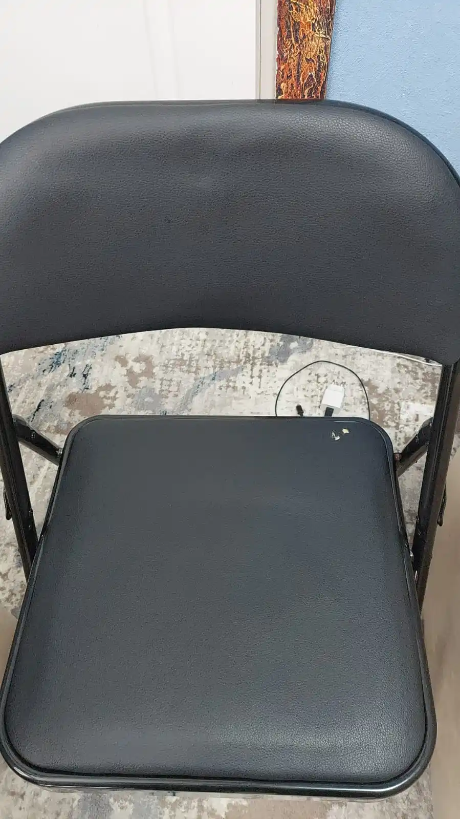 Zumrad S buklanadigan qora stul