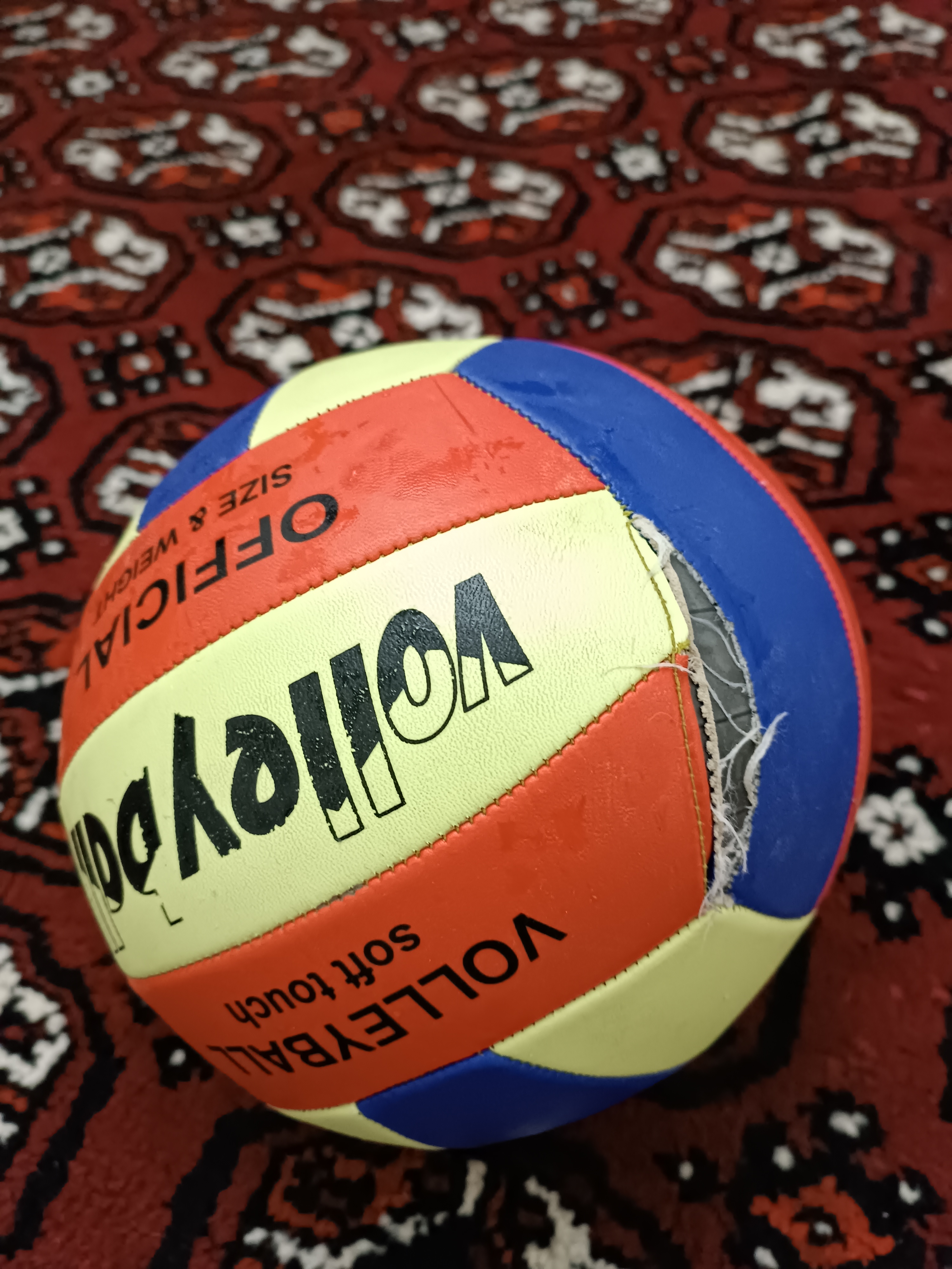 Turli korinishdagi sifatli voleybol to‘plari sport zal va ochiq maydon uchun qulay