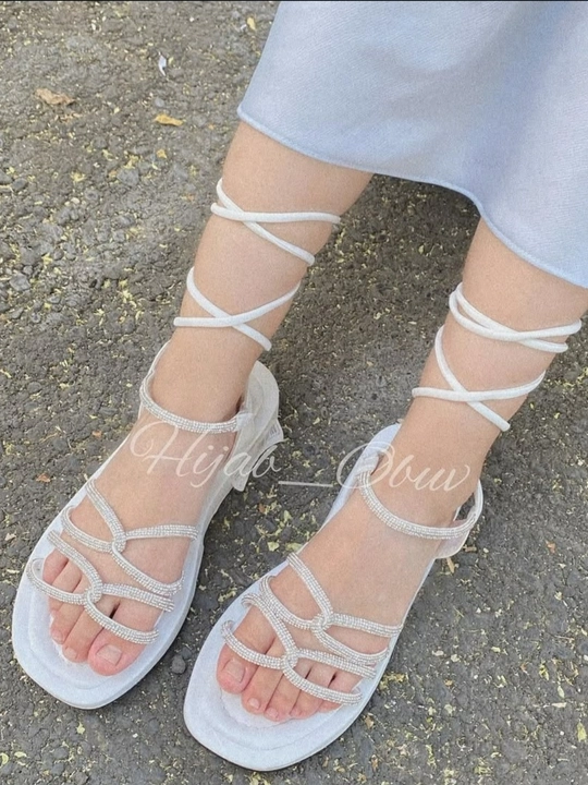 Ayollar uchun sandallar - 