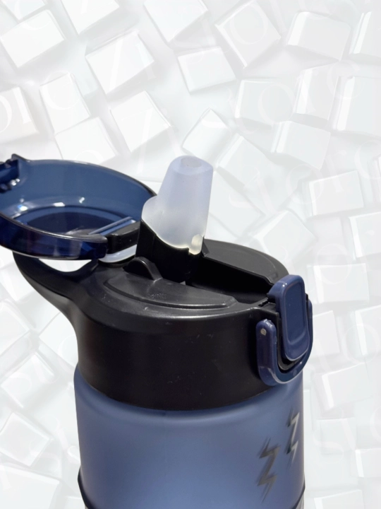 Qulfli, trubkali suv uchun mat sport butilkasi, 900 ml / Zi Store