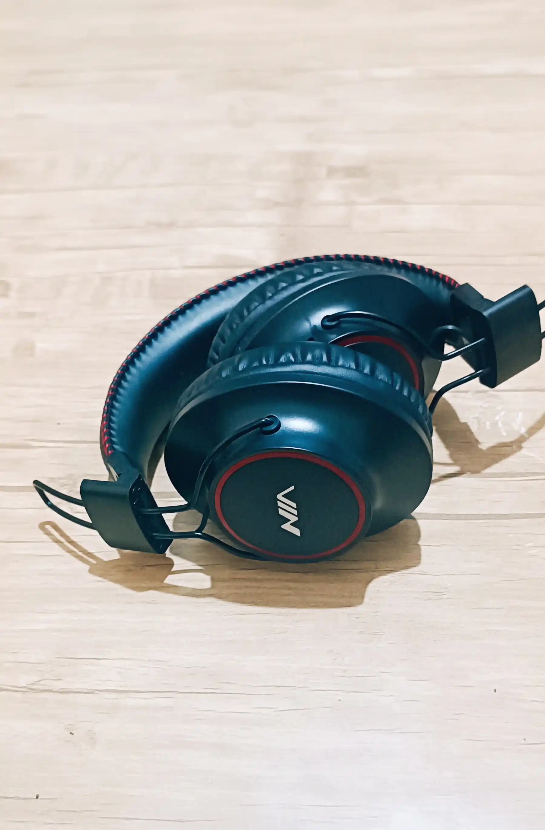 Naushnik NIA S3000, simsiz Bluetooth quloqchin, mikrofonli, FM radio, MicroSD, AUX