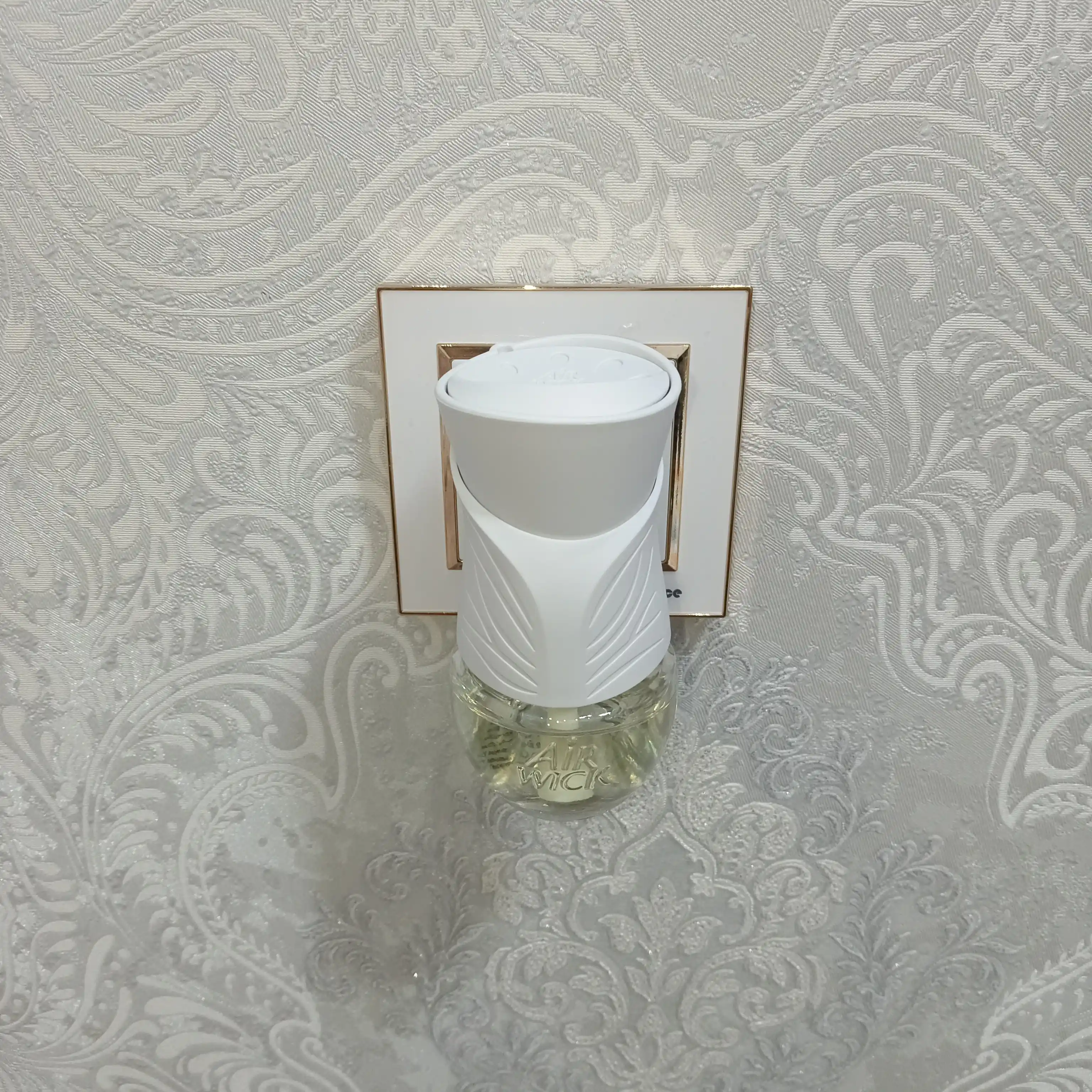 Диффузер аромамасел со сменным флаконом Air Wick "Прохлада льна и свежесть сирени", 19 мл