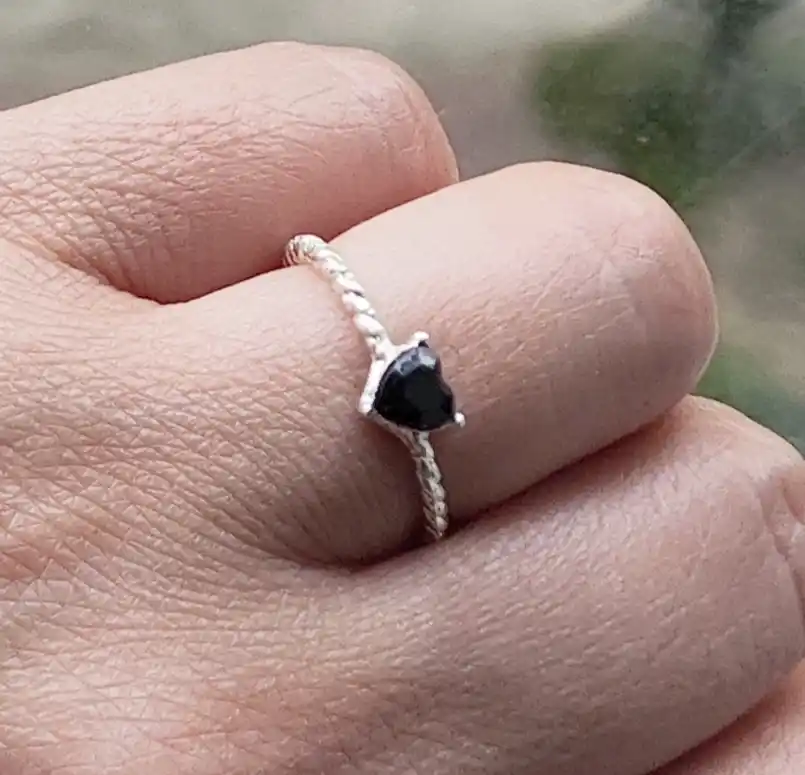 Серебряное кольцо, с черным камнем в форме сердца, женское украшение